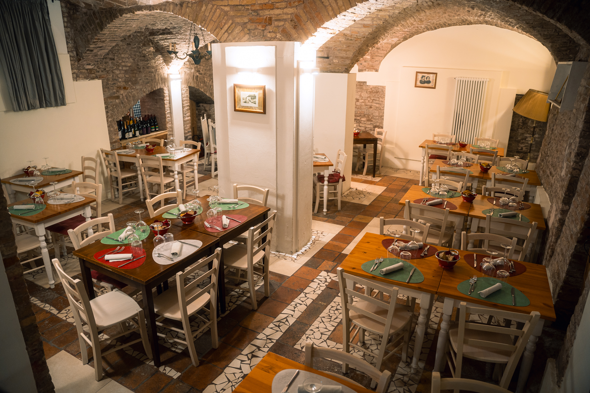 Sala di Al Sangiò con volte in mattoni e tavoli apparecchiati