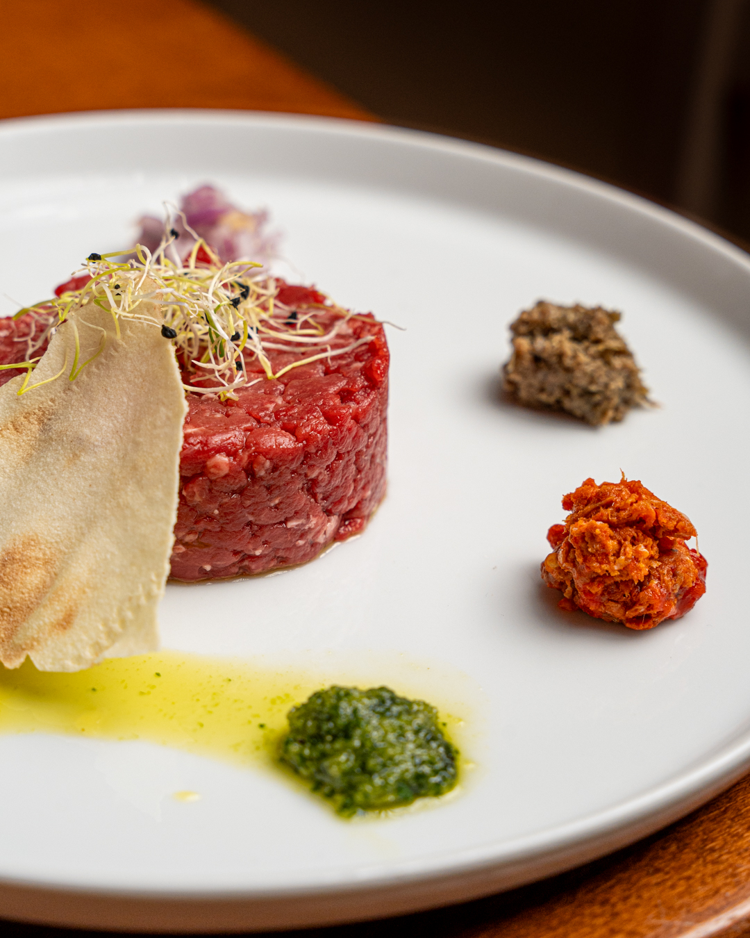 Battuta di carne con salse e cialda croccante