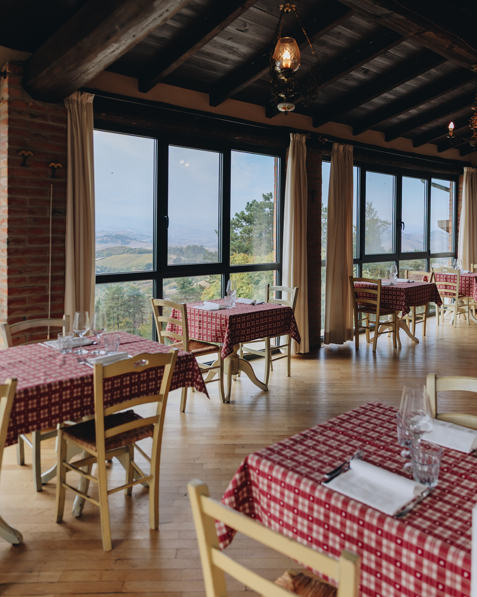 La sala accogliente dell’agriturismo con le finestre affacciate sulle colline