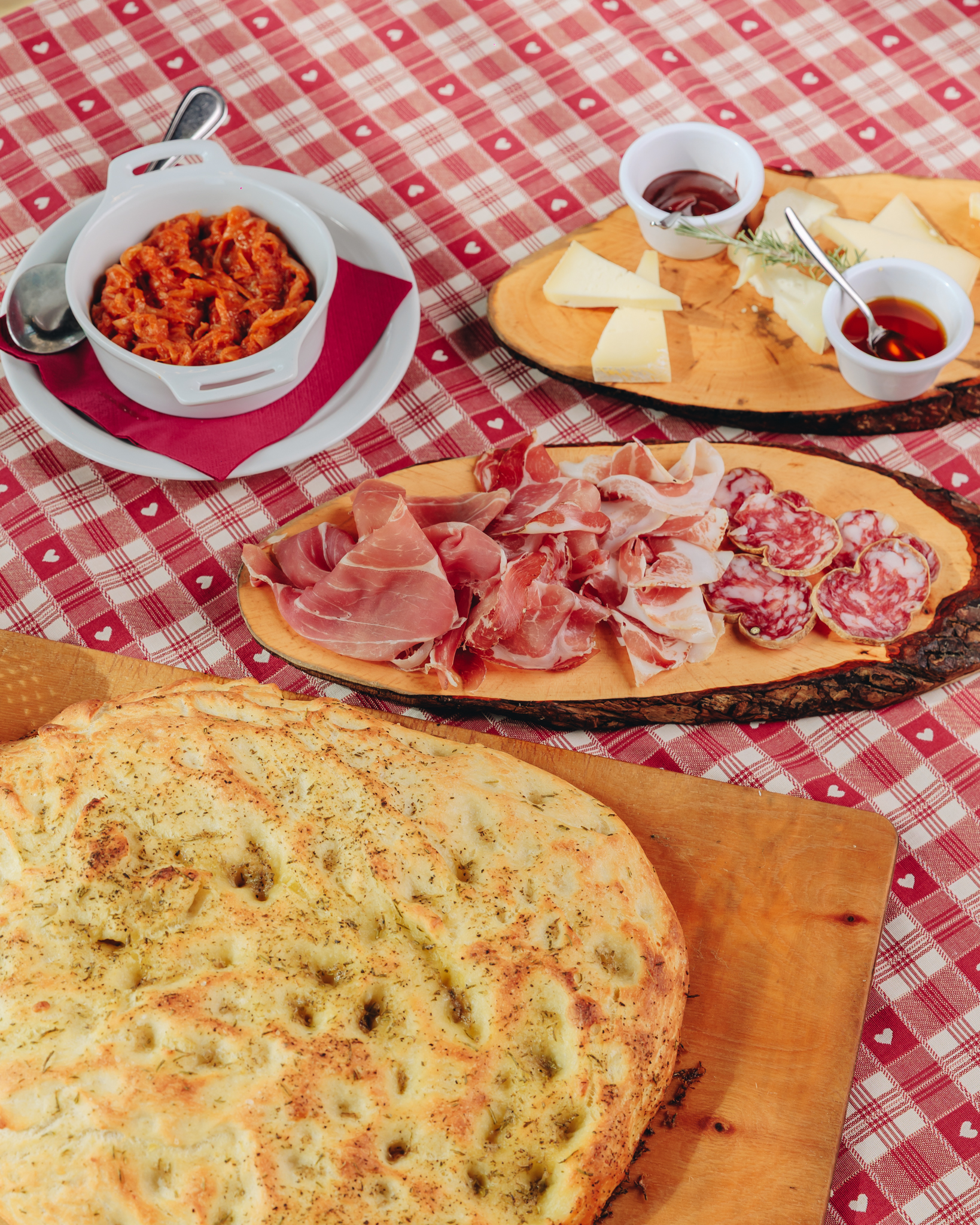 Focaccia, affettati della Valsamoggia, formaggi e friggione bolognese