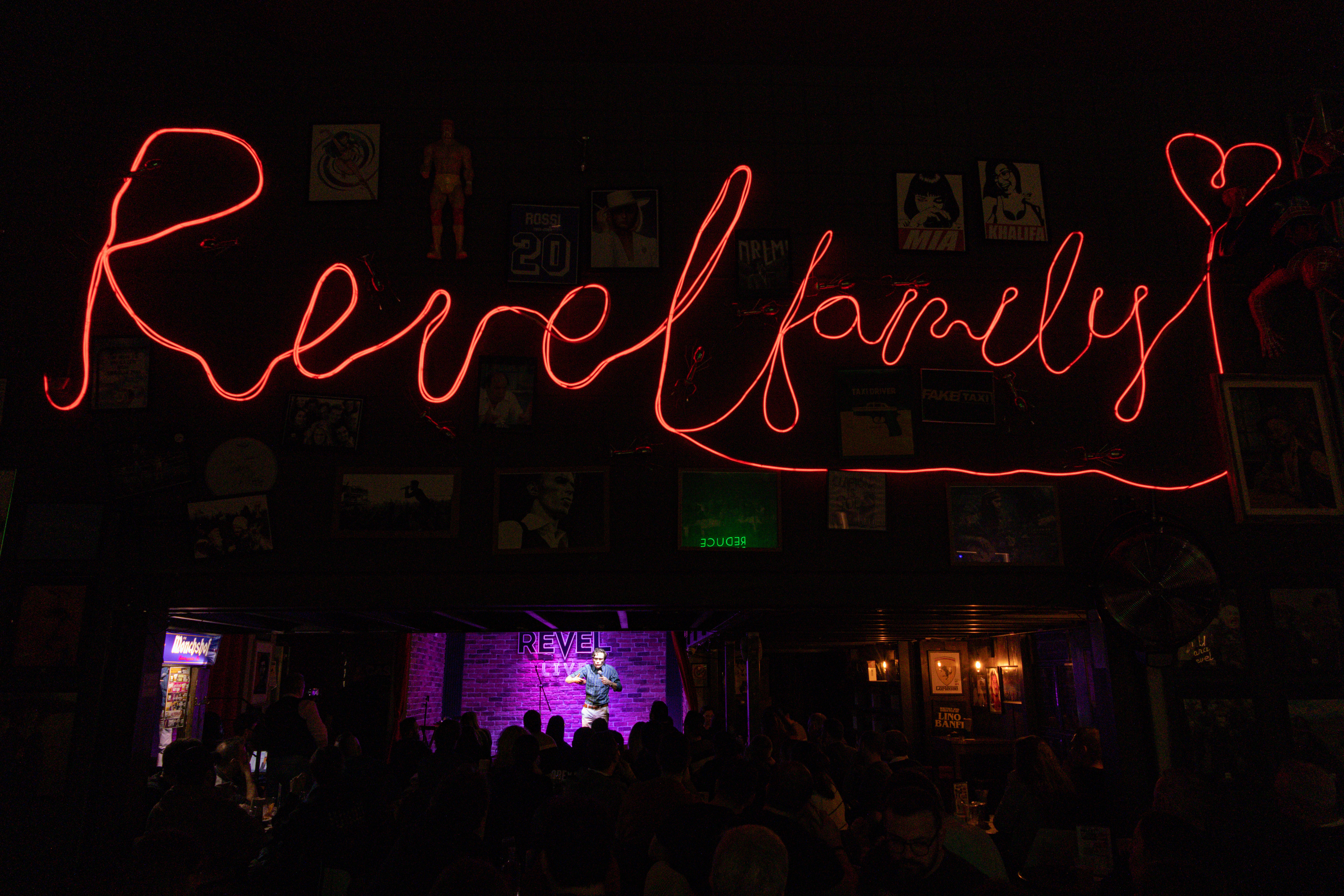 Insegna al neon Revel Family nel locale