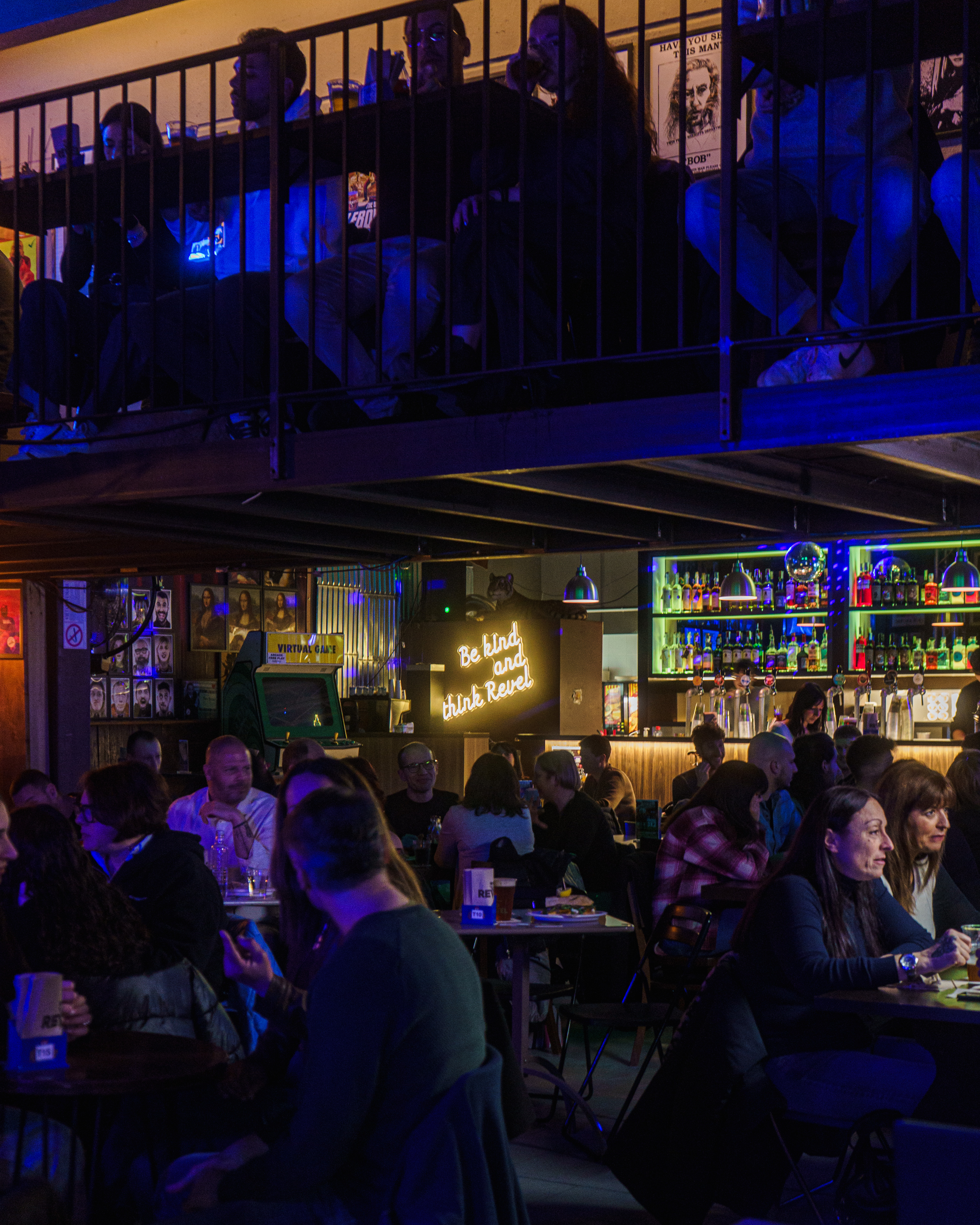 Serata al Revel: sala piena, soppalco e bancone illuminato