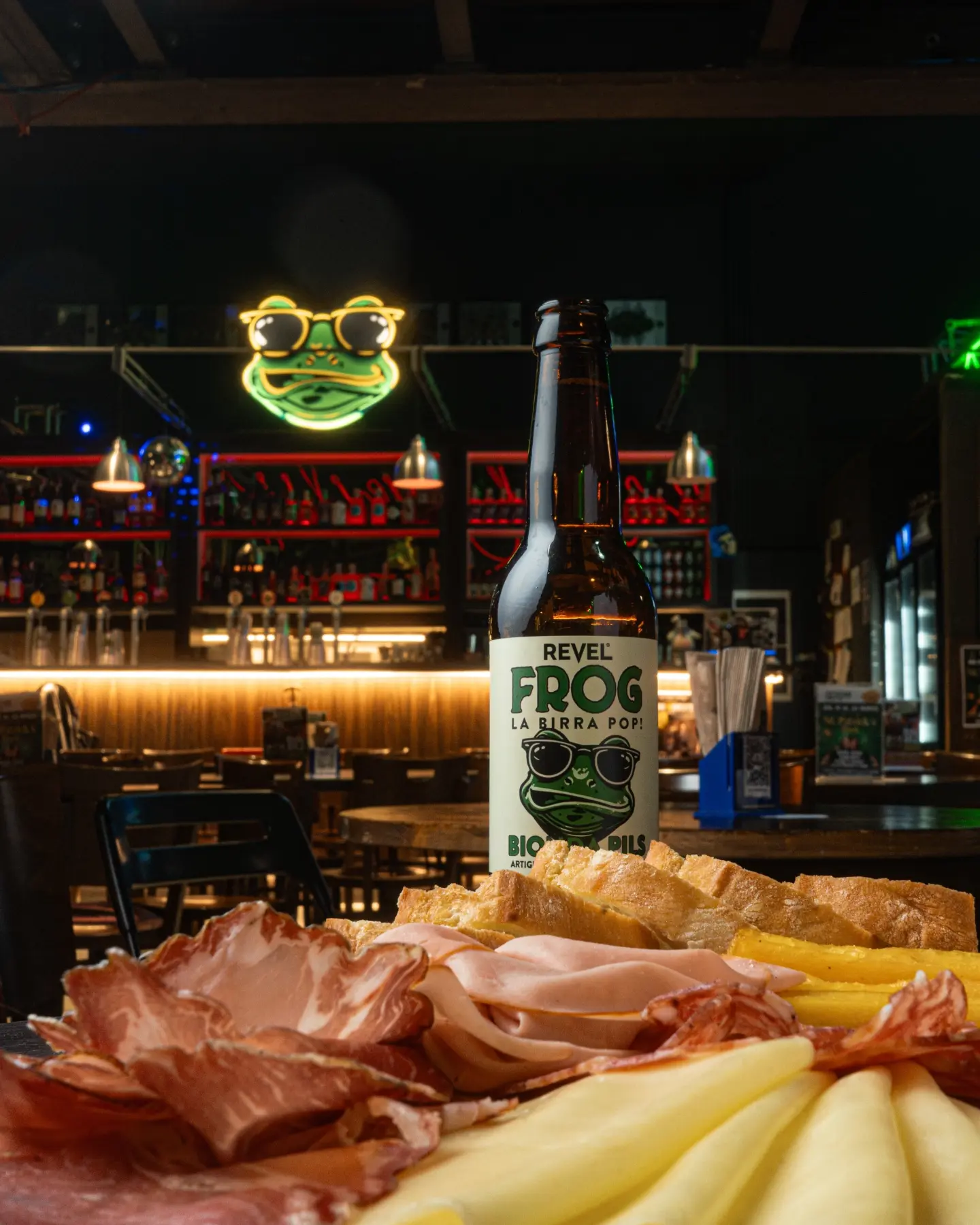 Tagliere di salumi e formaggi con birra Frog al bancone del Revel