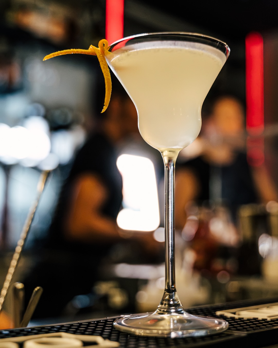 Un cocktail servito al bancone di AURA CLUB GARDEN