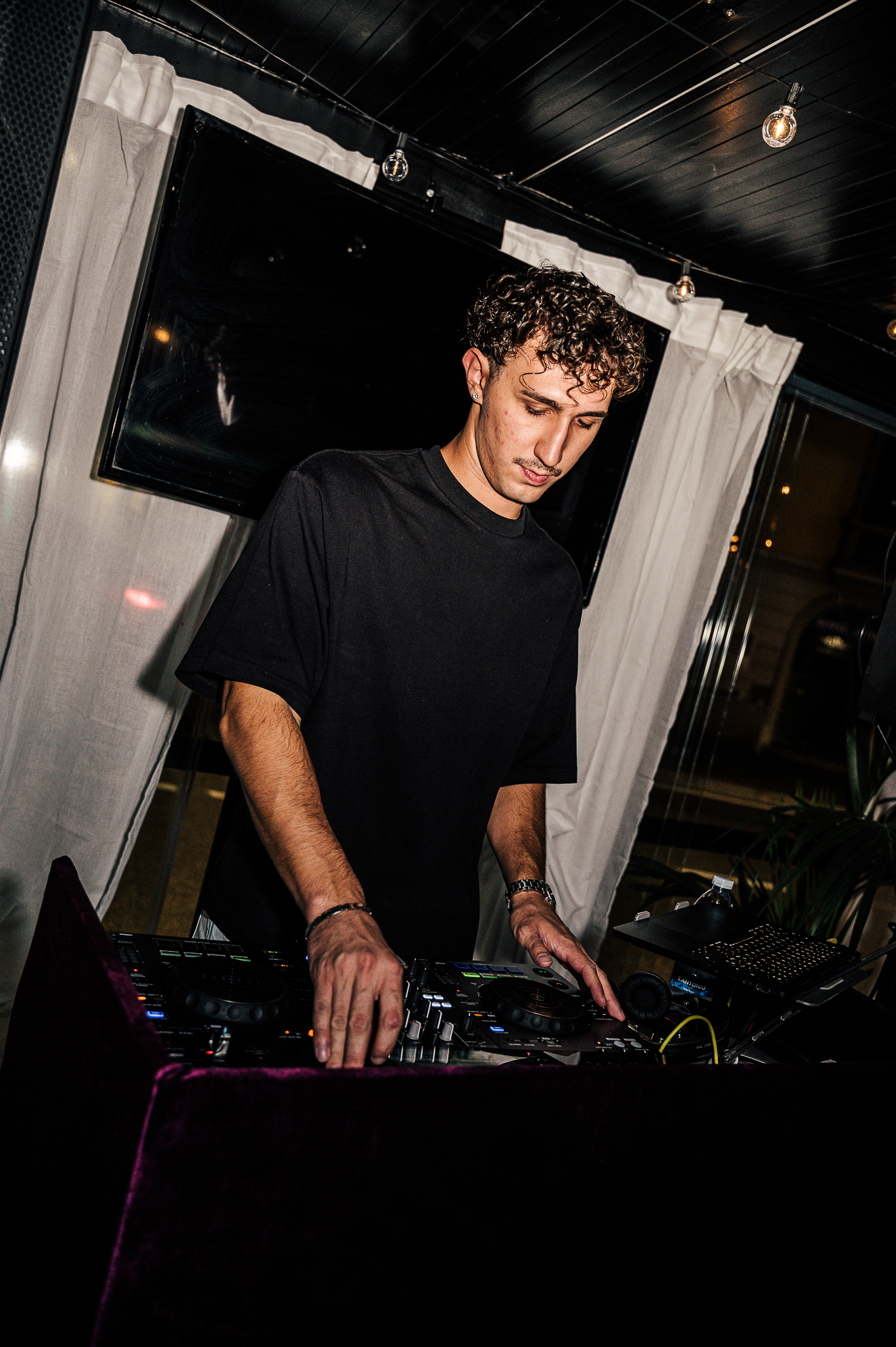 Il DJ alla console di AURA CLUB GARDEN