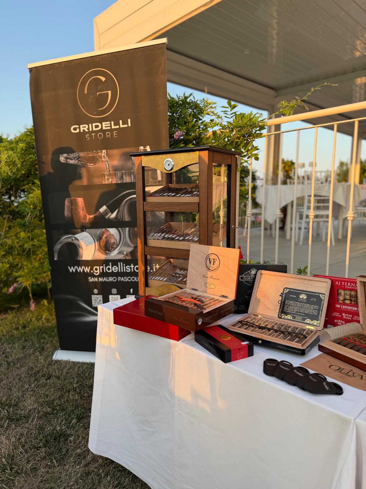 Sigari e humidor allestiti in terrazza al tramonto