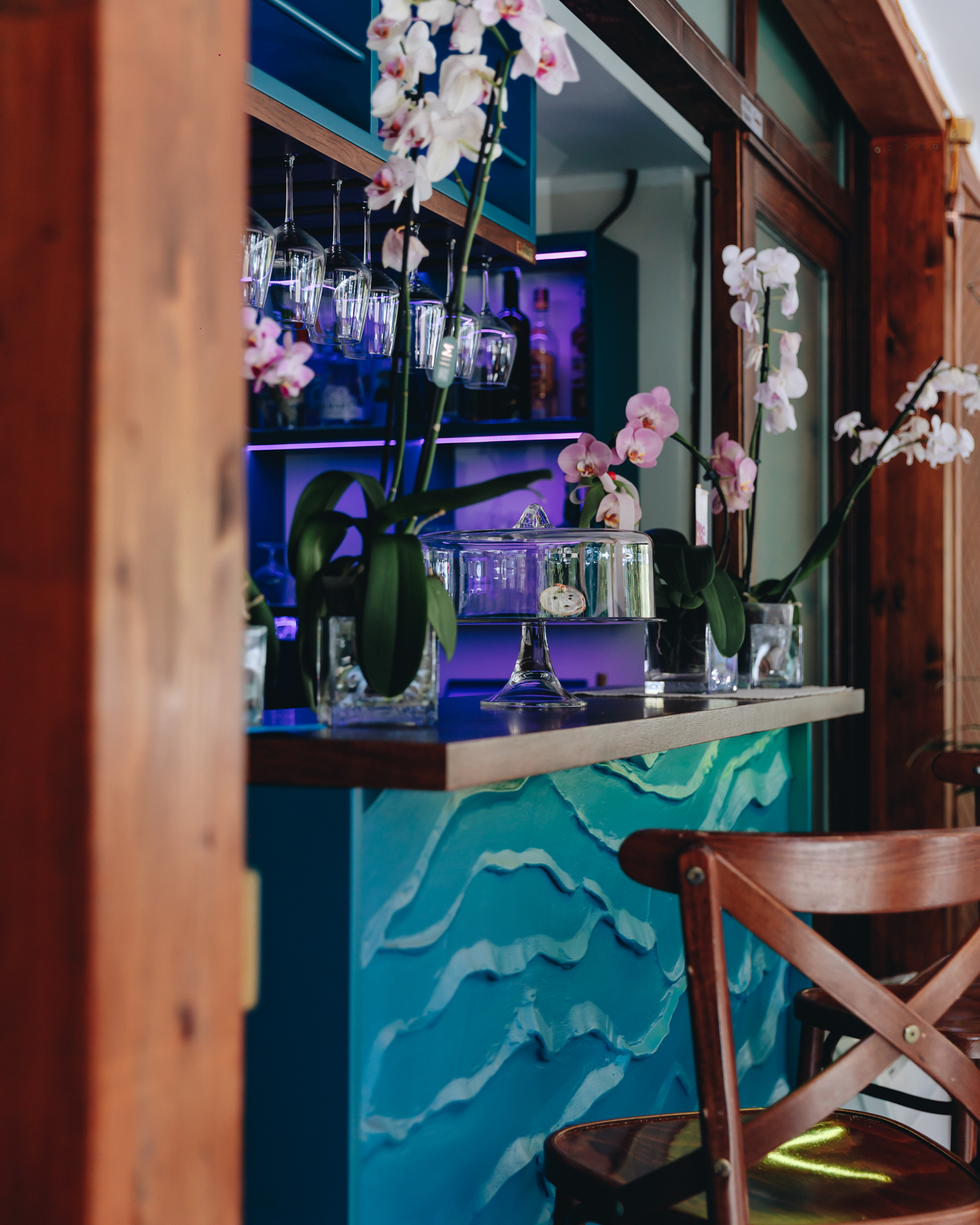 Calici, fiori e dettagli del bar dell'Antico Borgo