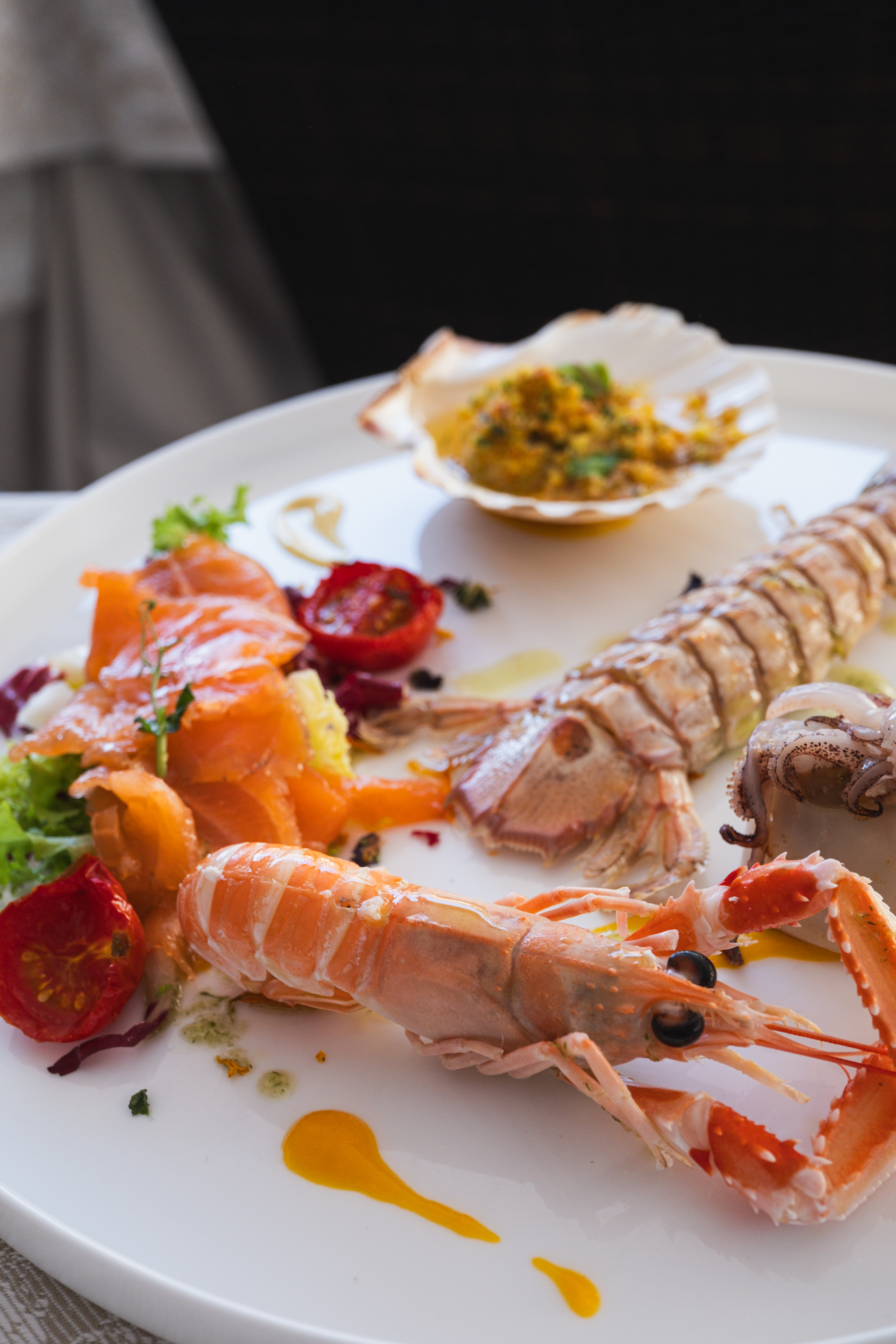 Piatto di crudi di mare con crostacei