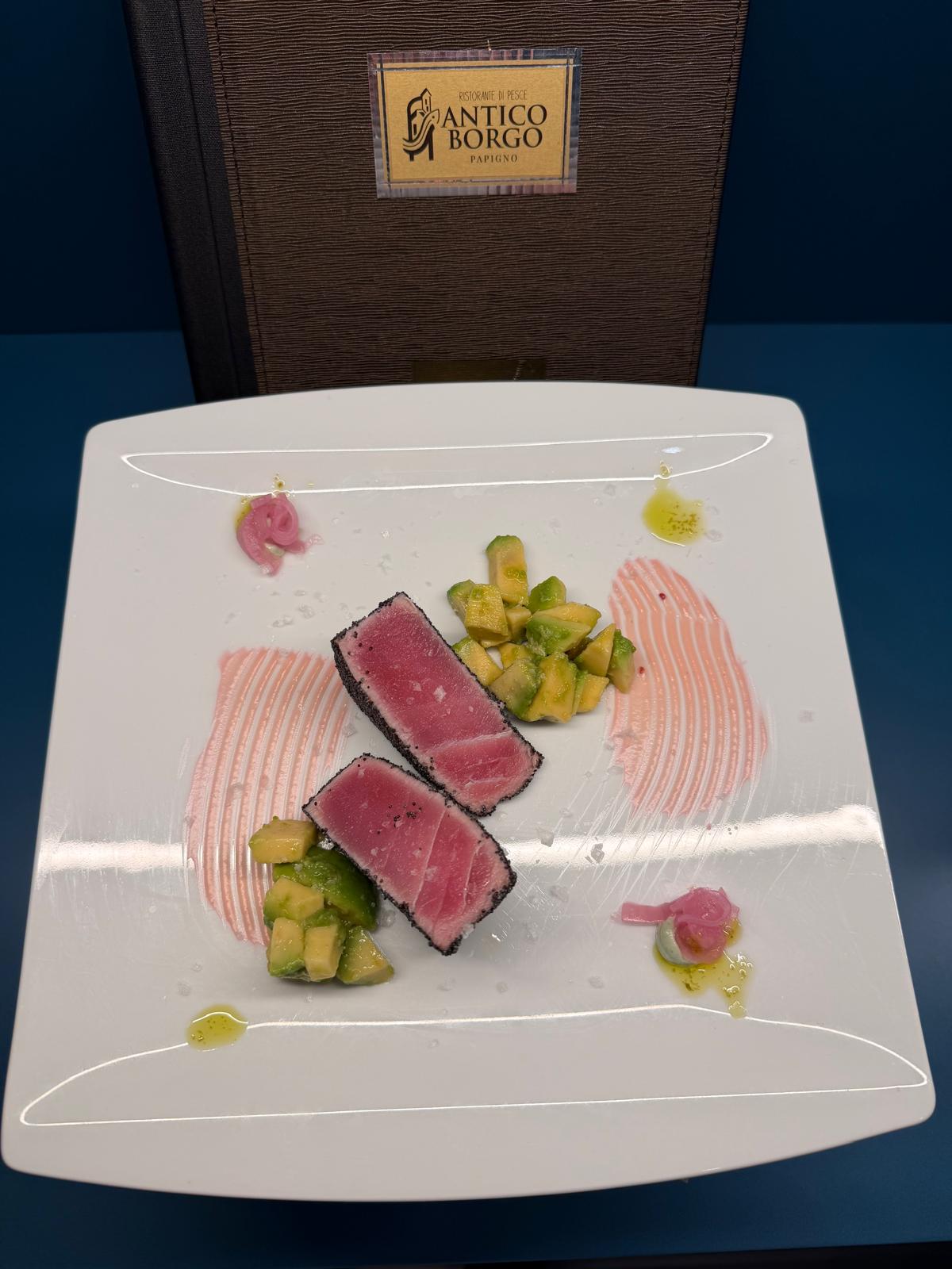 Pesce servito con verdure e una presentazione curata