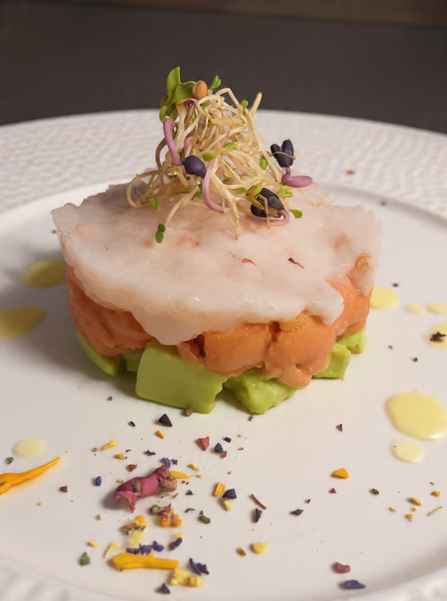 Crudo di mare con avocado, curato nei dettagli