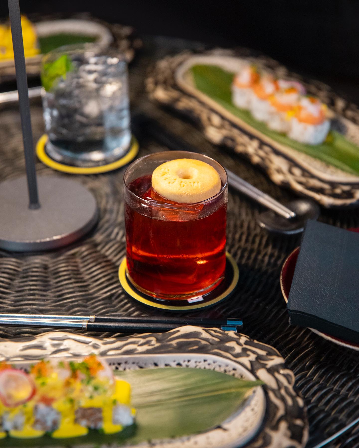 Cocktail d’autore servito con sushi