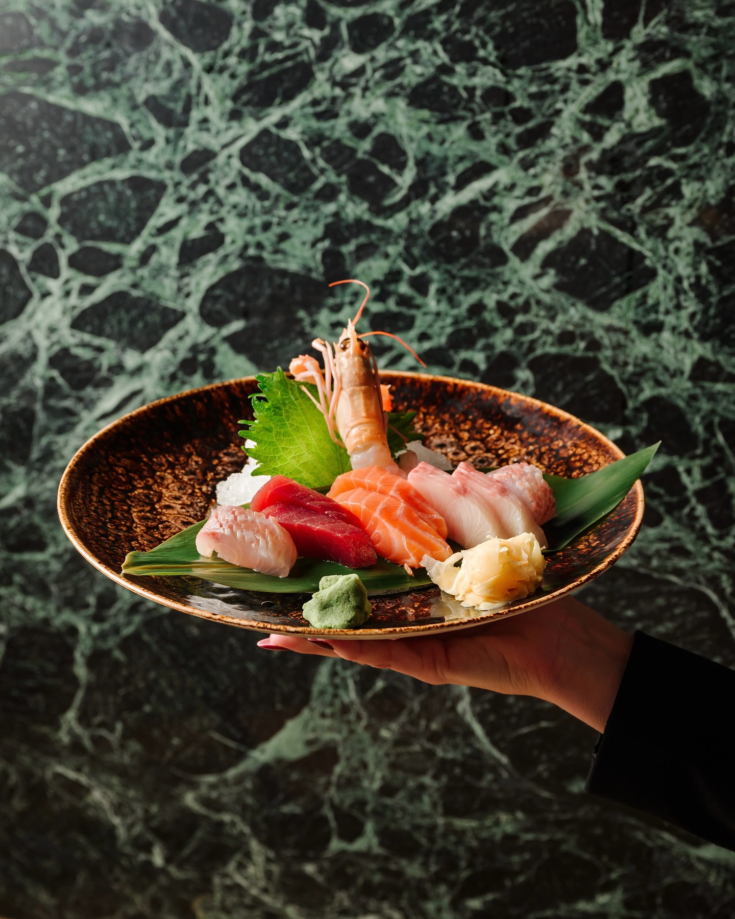 Sashimi servito su marmo verde