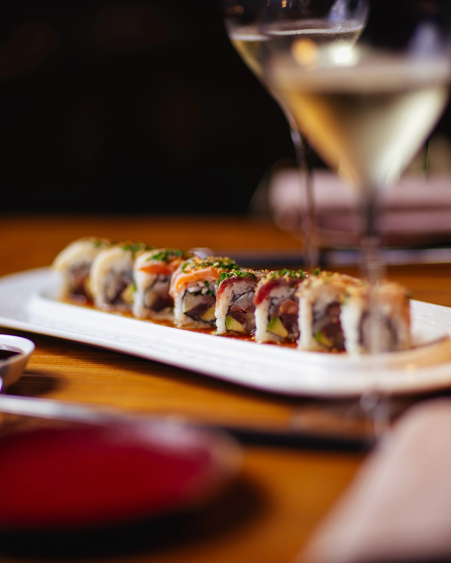 Roll fusion accompagnati da un calice di vino