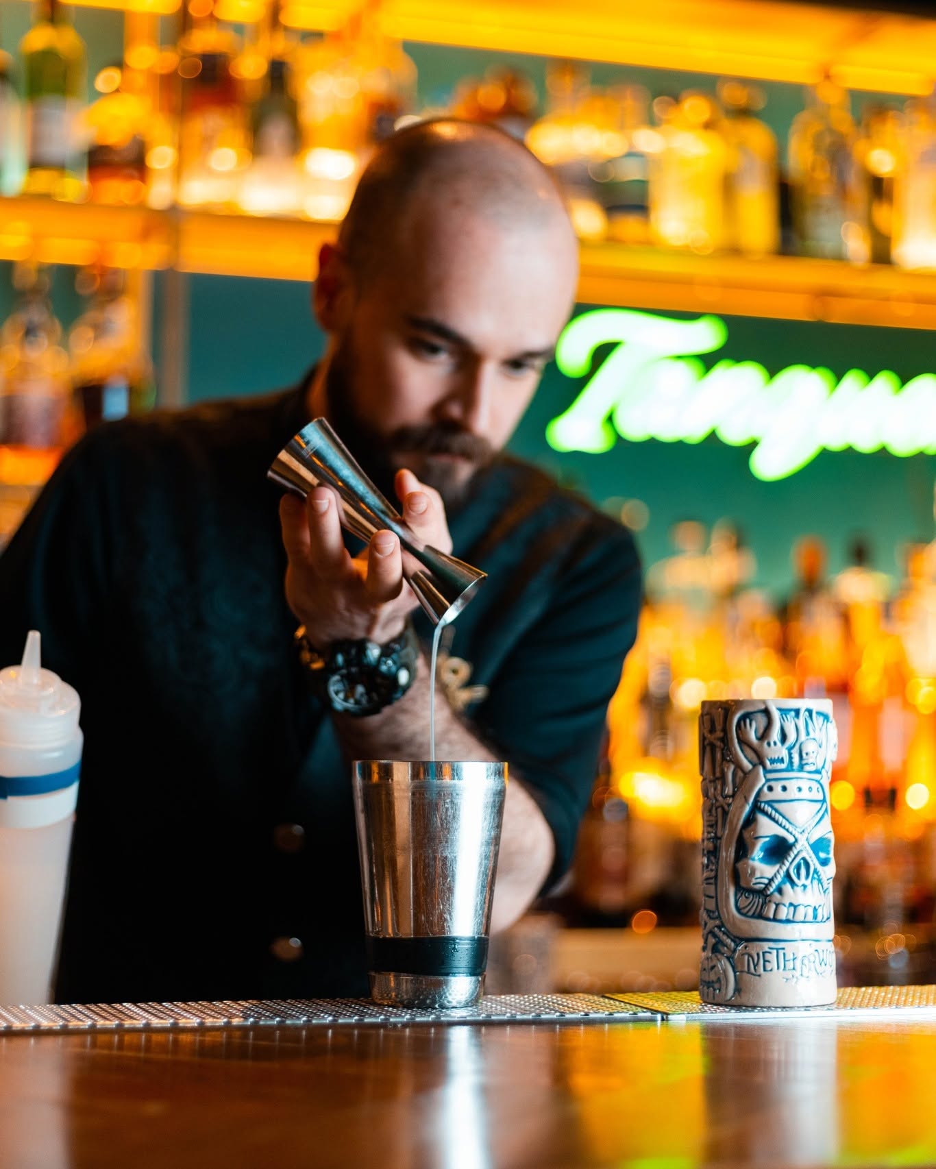 Il bartender prepara un cocktail con lo shaker