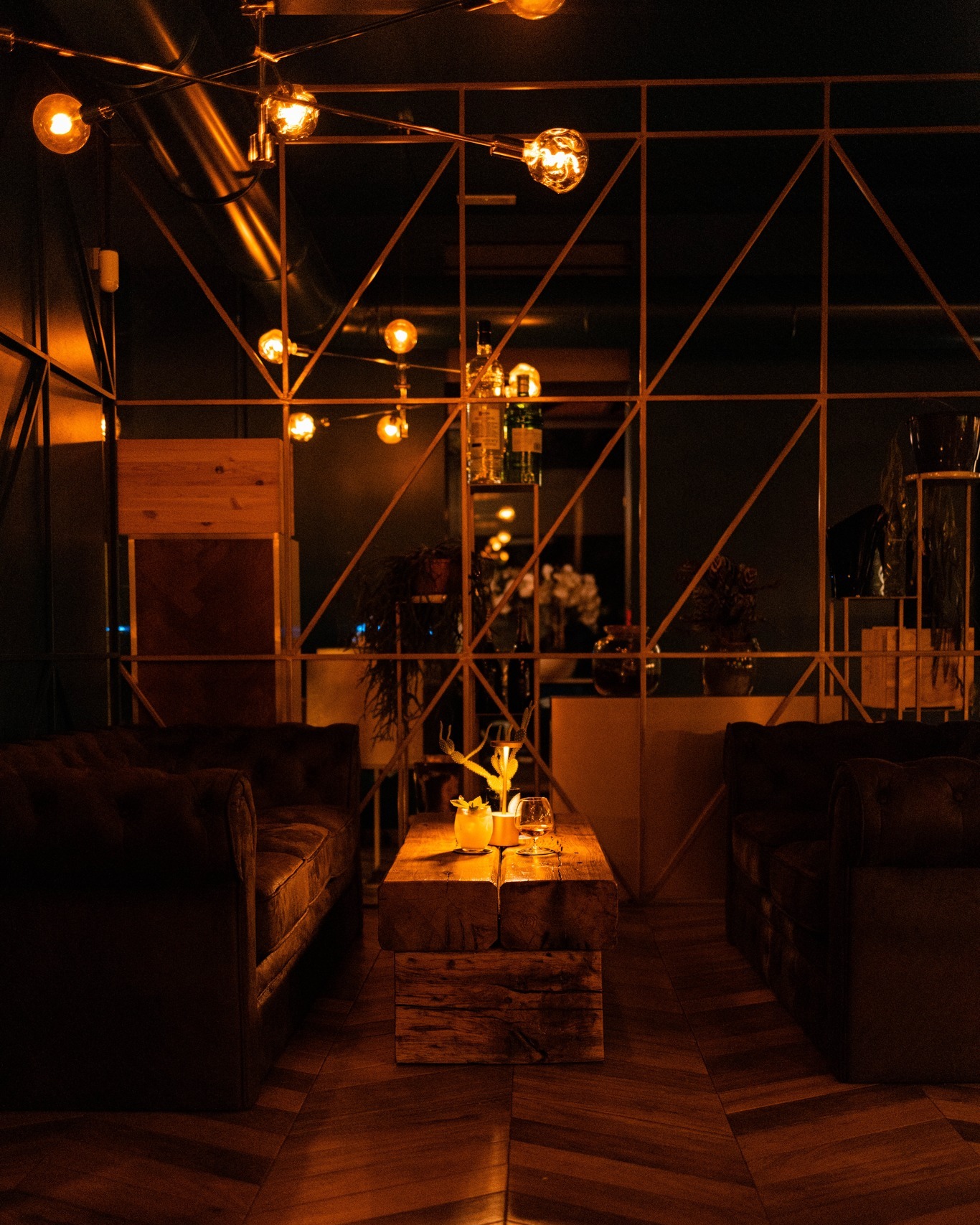 La zona lounge illuminata da luci sospese