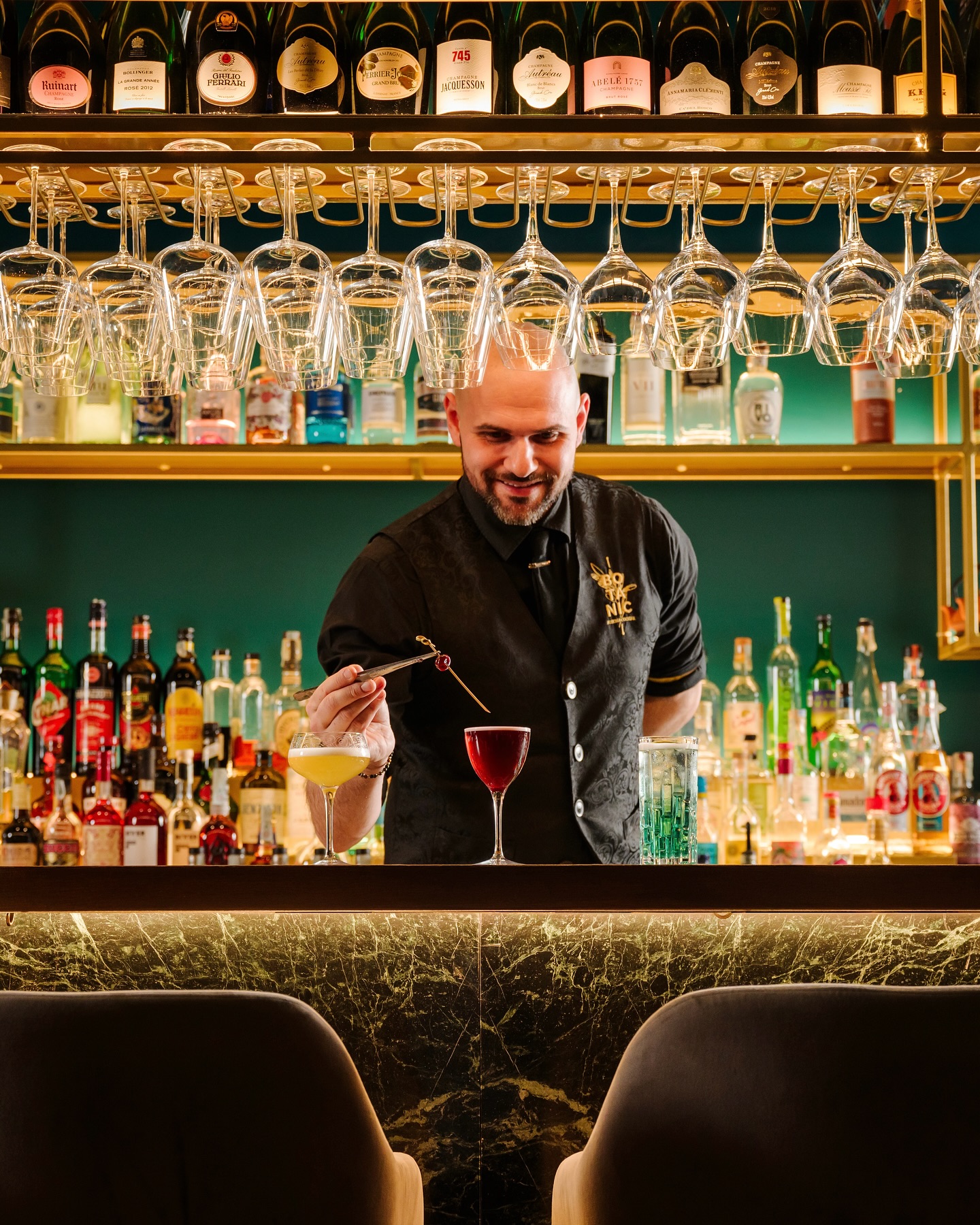 Il bartender sorride dietro il bancone
