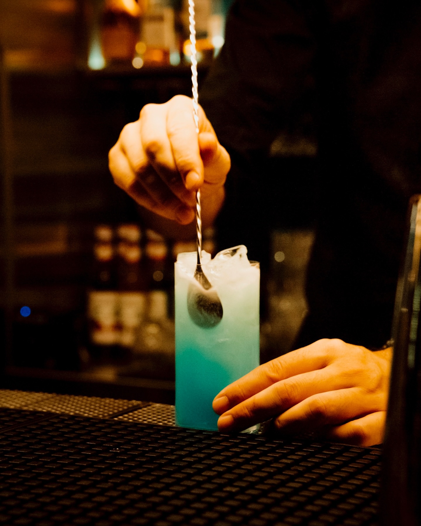 Un cocktail blu mescolato al bancone