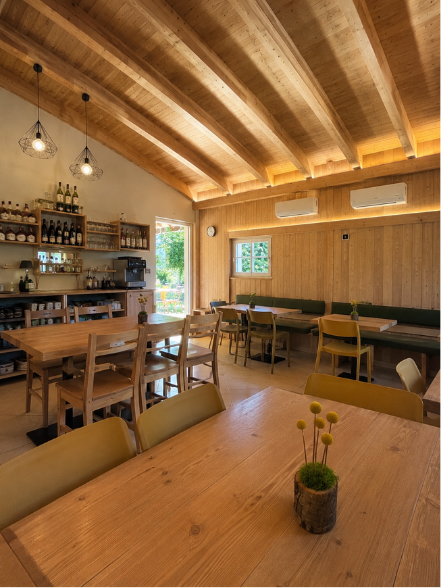 La sala dell’Azienda Agricola Fior di Ciliegio, con tavoli in legno e travi a vista