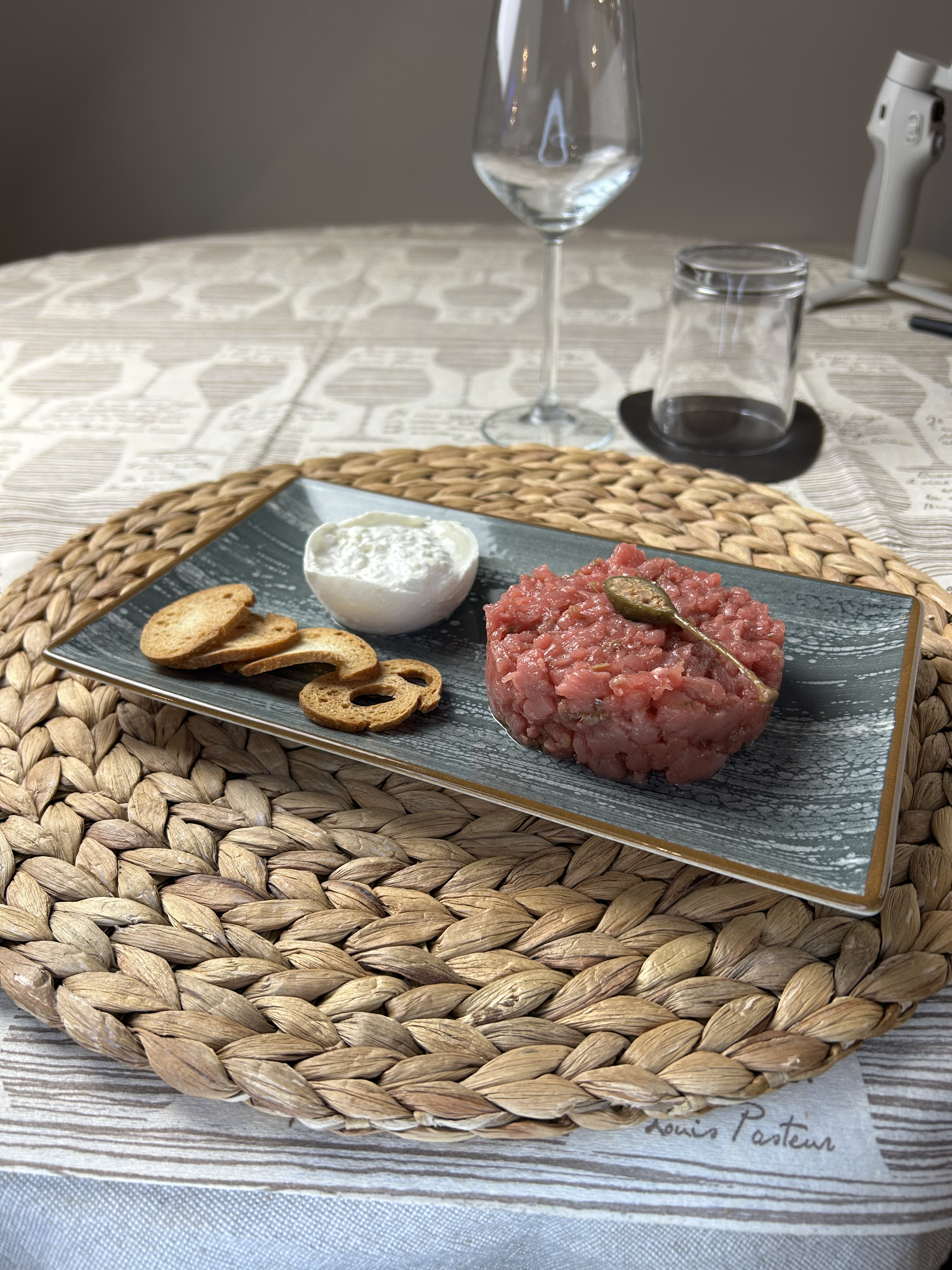 Tartare con crostini e salsa, presentata su un piatto da condividere