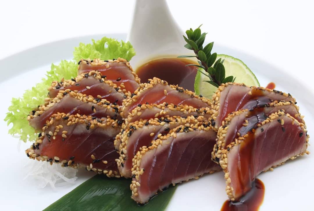 Tataki di tonno con sesamo e salsa, servito al Ristorante Casanostra