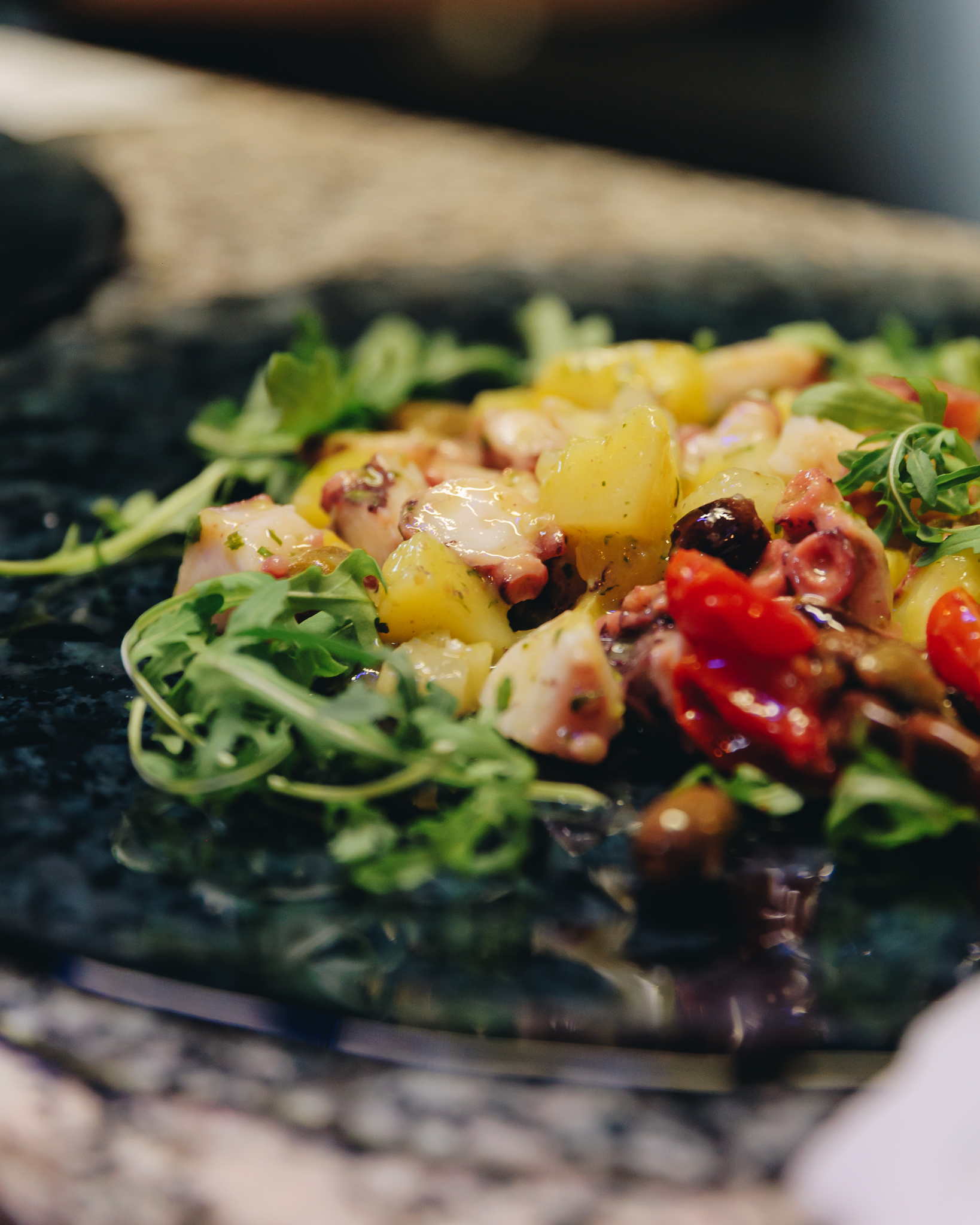 Insalata di polpo con patate, pomodorini, olive e rucola