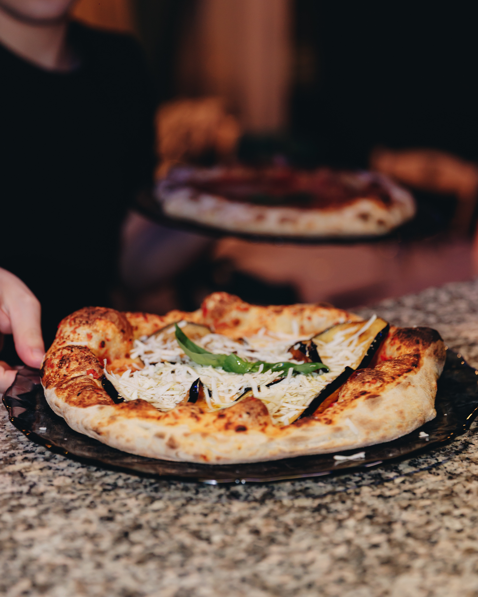 Pizza Sanfy con melanzane e cornicione alto appena sfornata