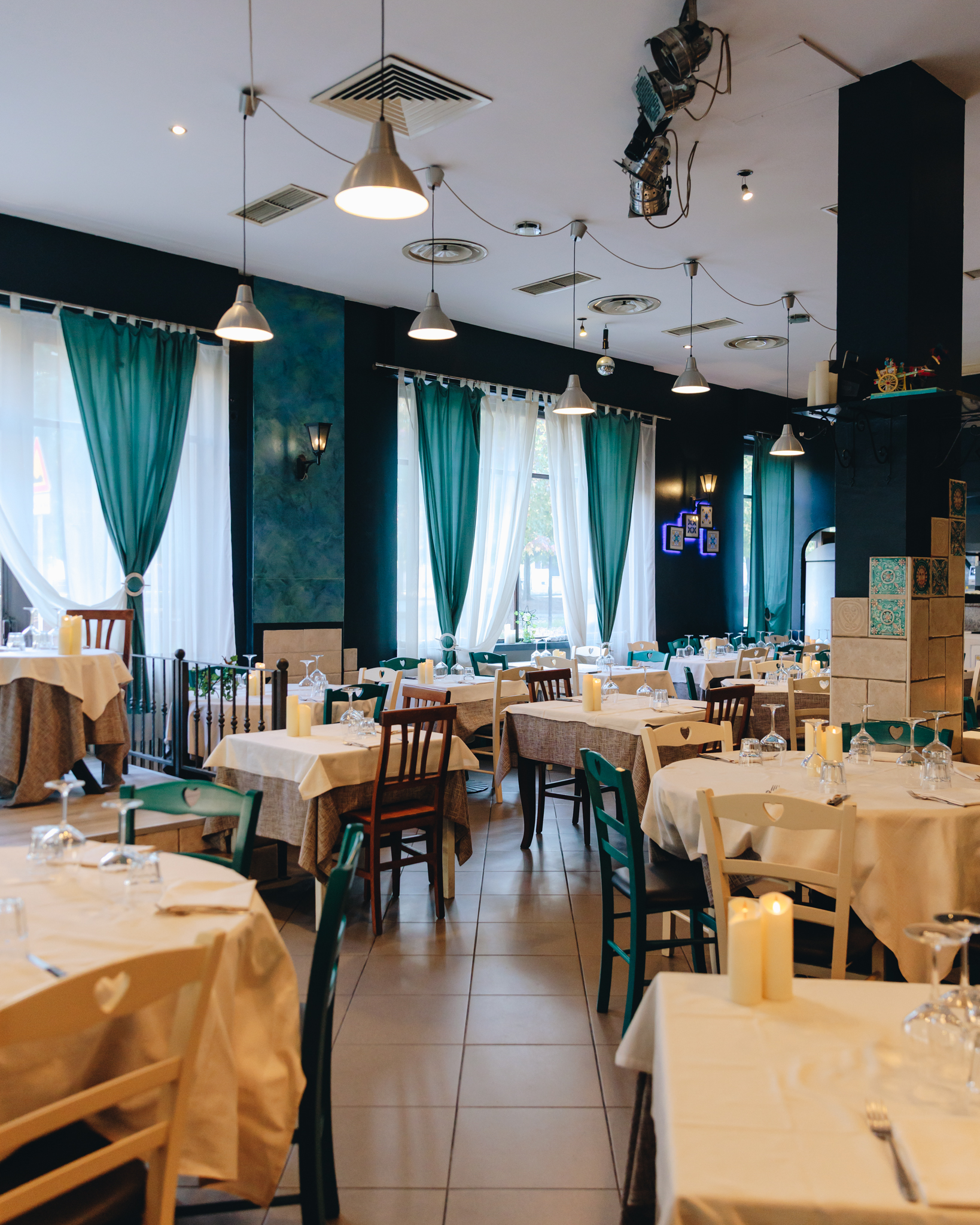 Sala di Sanfy con tende verdi e grandi vetrate
