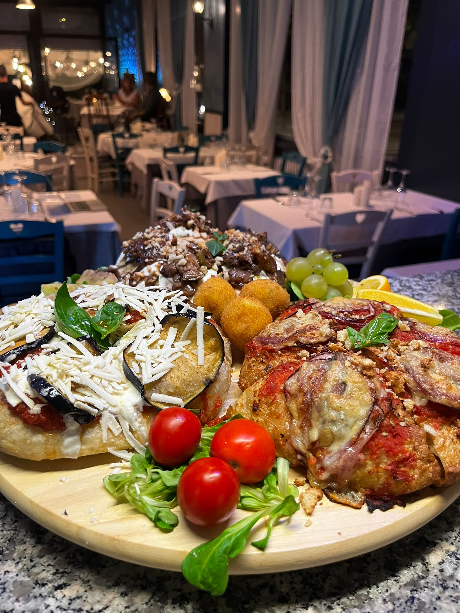 Tagliere di pizze e Tegamelle Sanfy servito in sala