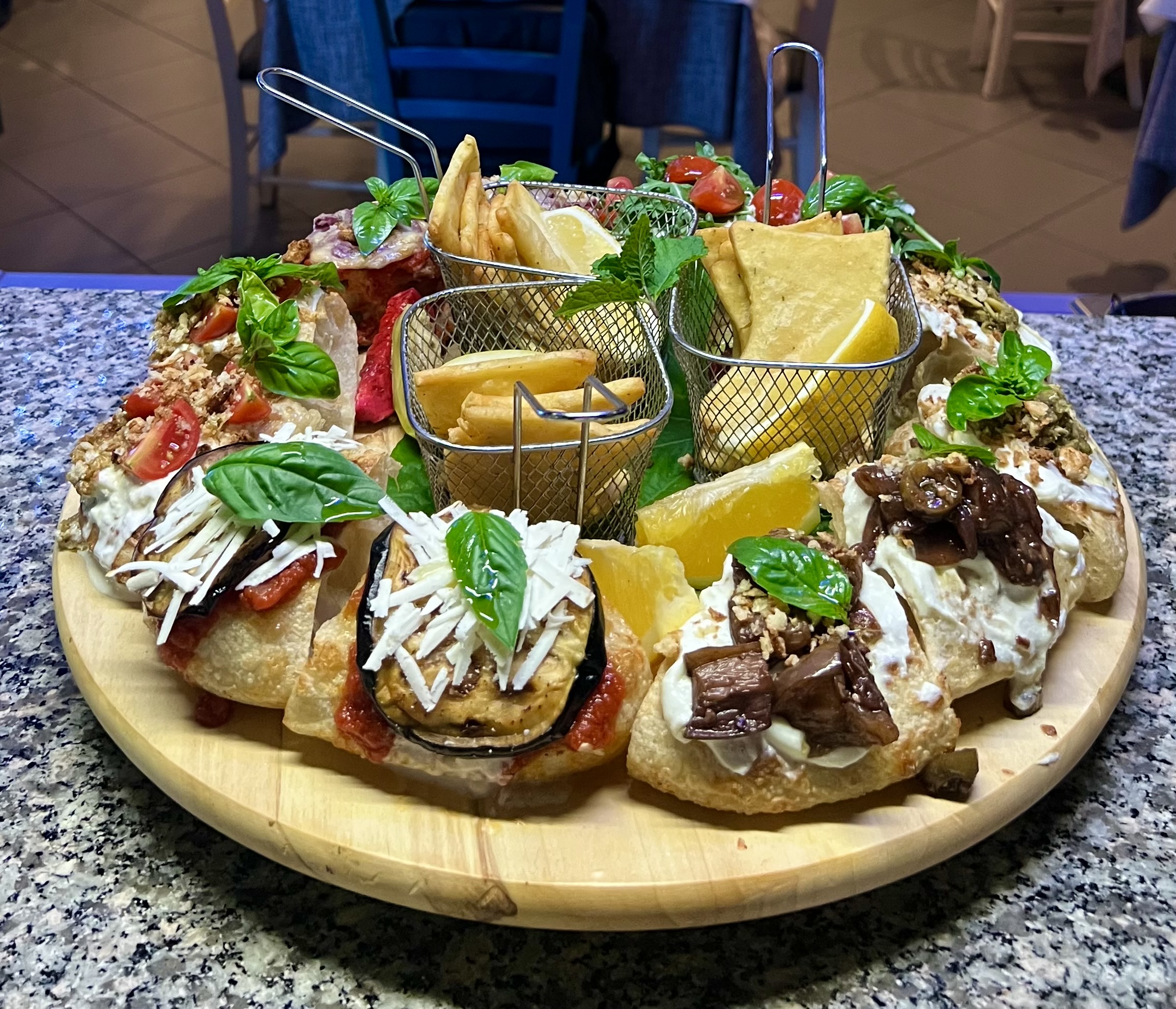 Tagliere di Tegamelle Sanfy con melanzane, basilico e patatine