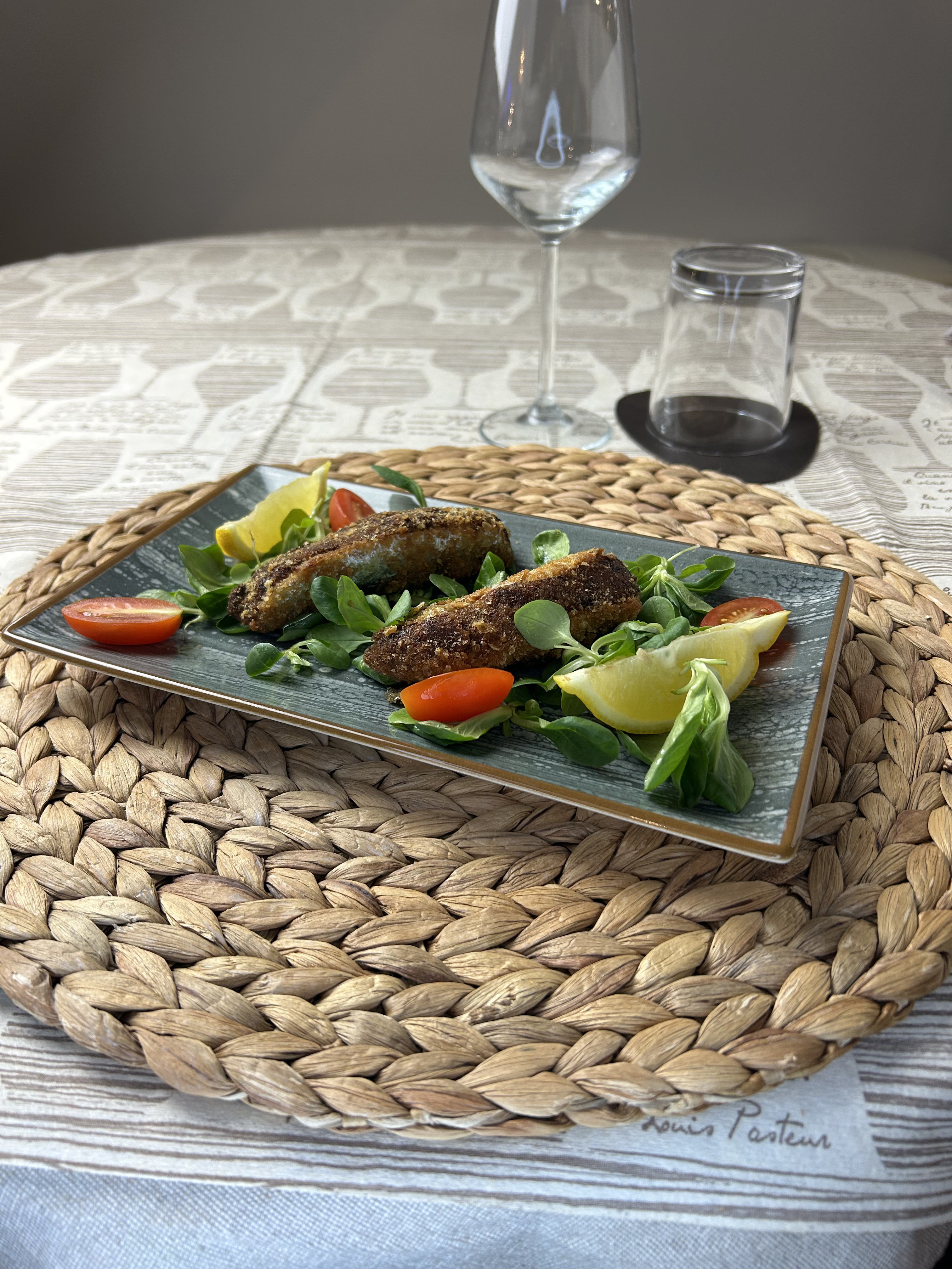 Sarde a beccafico con insalatina e limone