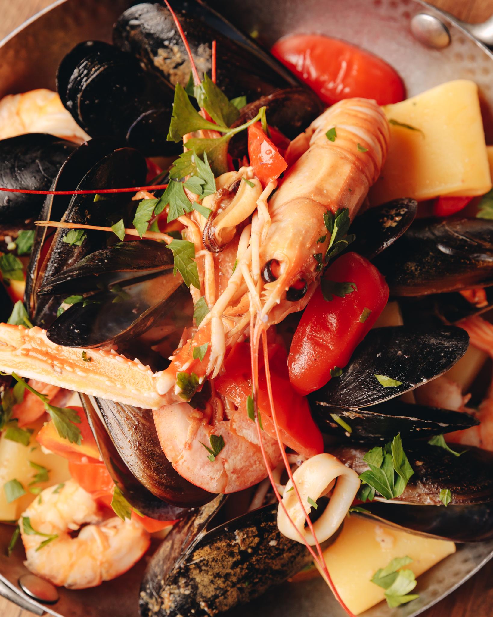 Gamberi, cozze e frutti di mare in primo piano