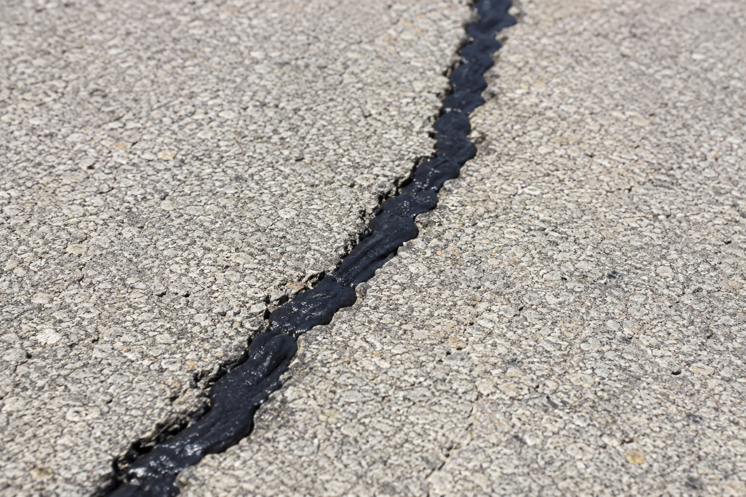 Crack sealing with rubberized sealant on asphalt pavement in Missouri