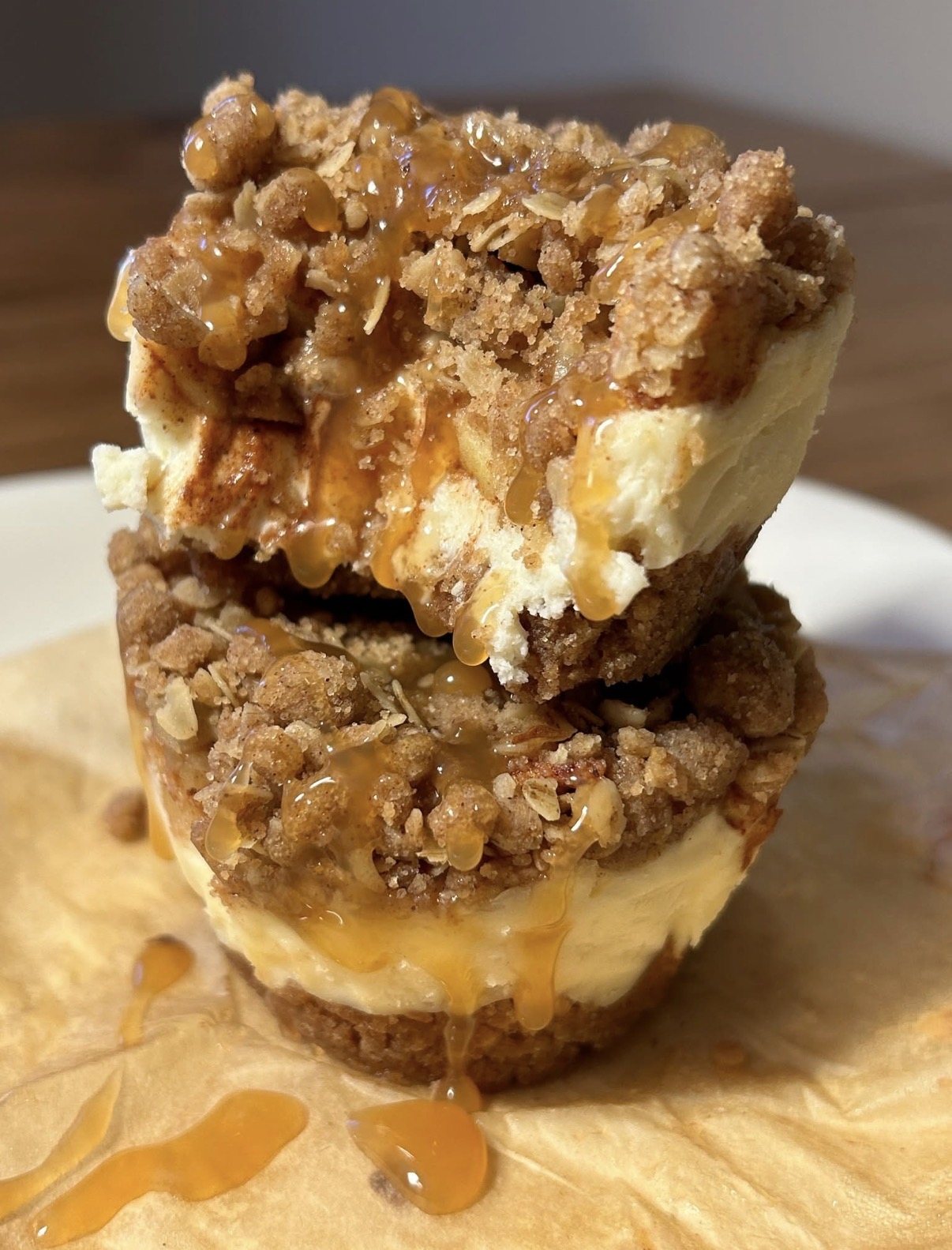 Cheesecake bites with crumble topping