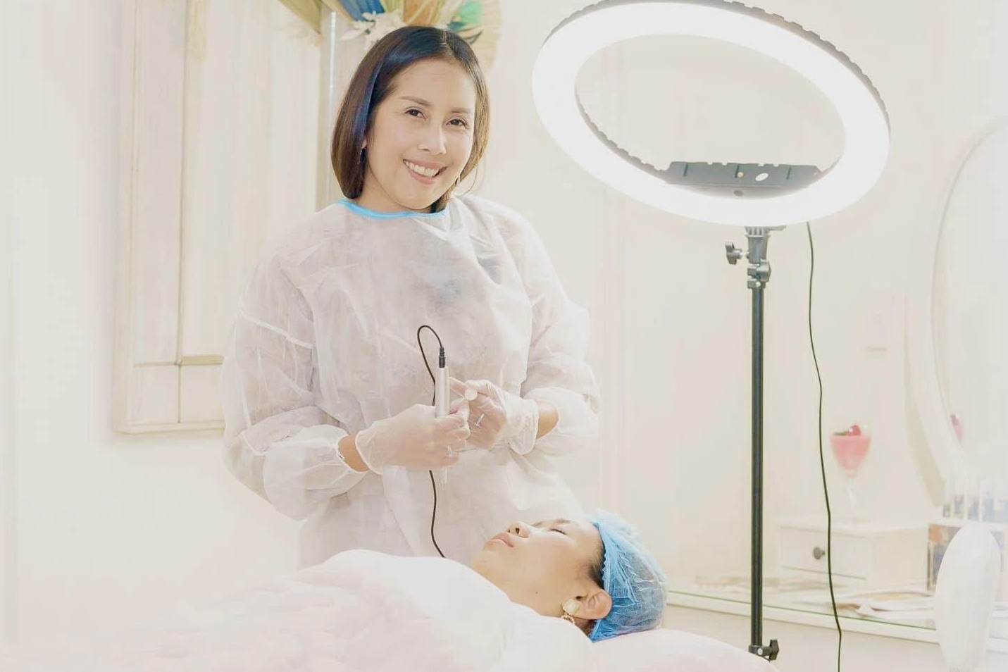 cosmetic tattooist