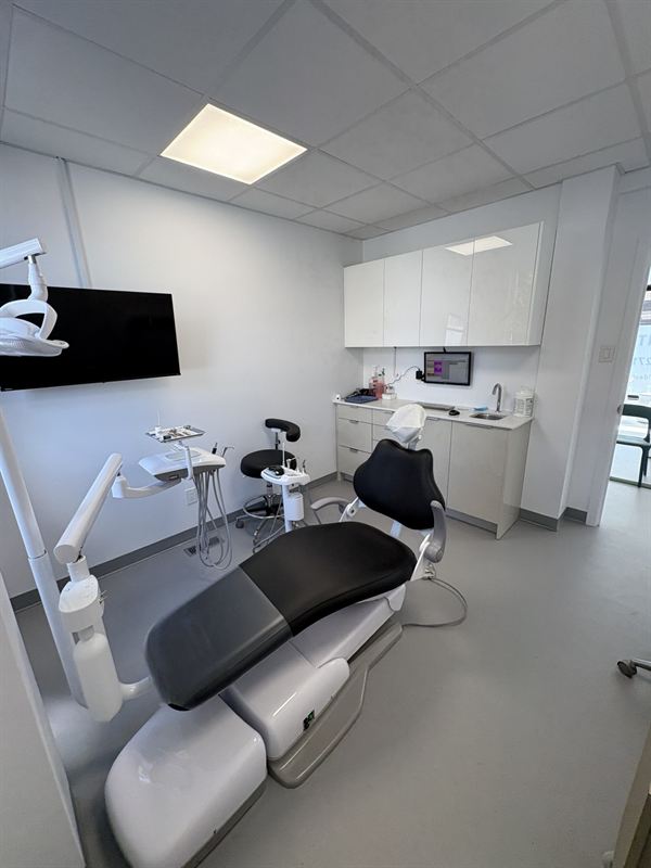 Une salle de traitement d'Oral-Dent Villeray, avec le fauteuil et l'équipement