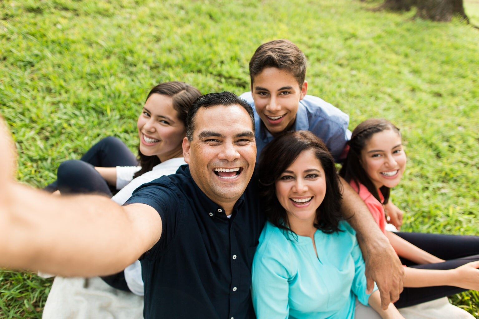 Familia hispana protegida con un seguro de vida