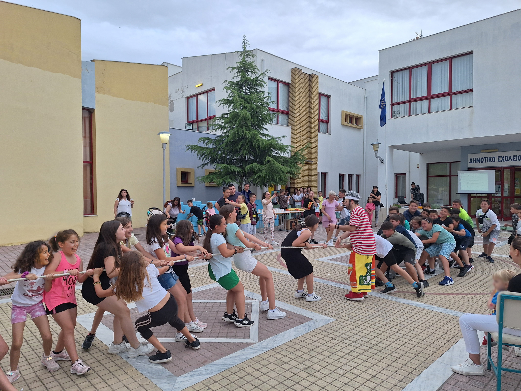 Σχολική εκδήλωση — τραβήγμα σκοινιού με παιδιά