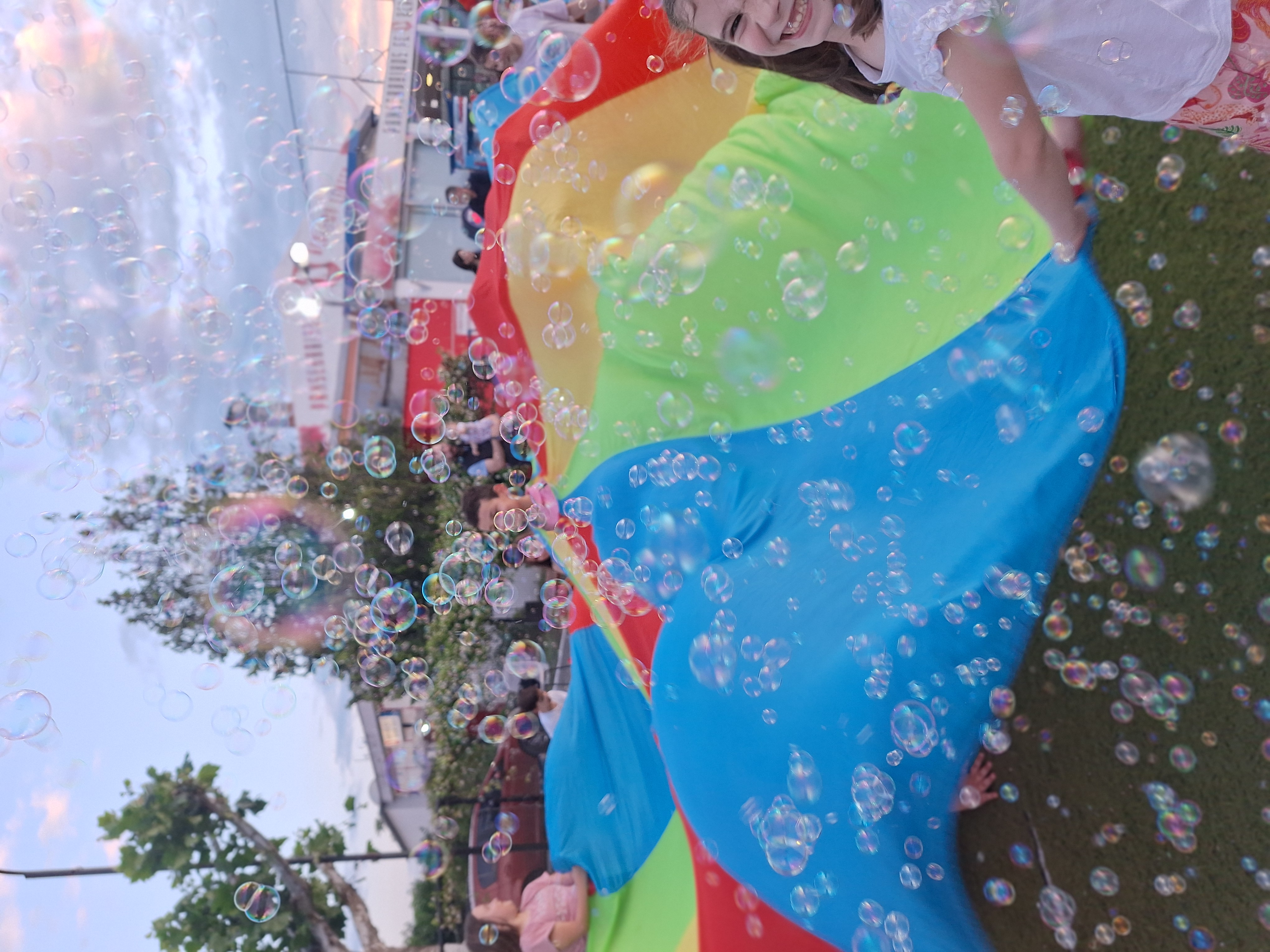 Bubble Party — παιδιά με φούσκες και πολύχρωμο πανί
