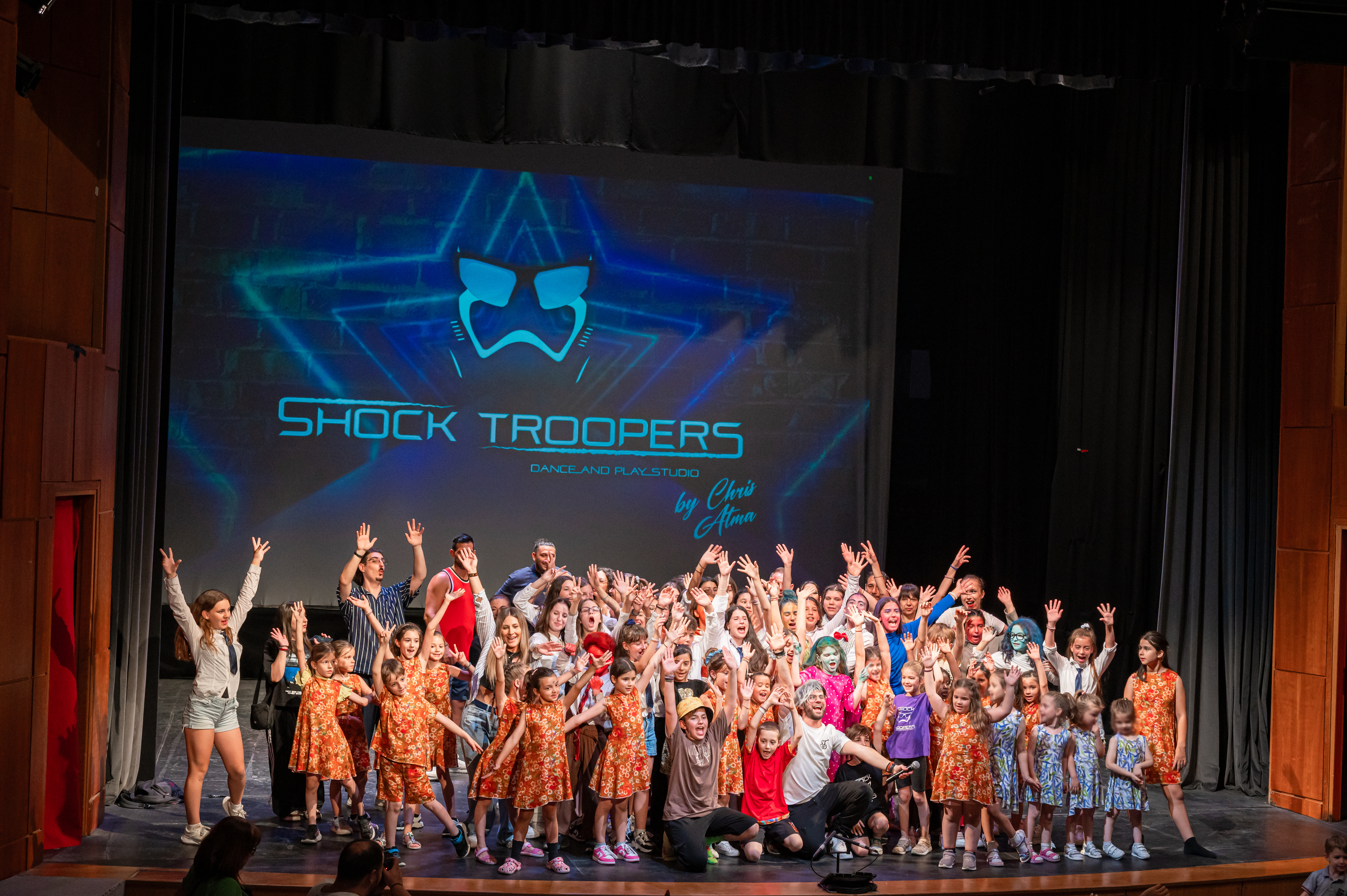 Μαθητές Shock Troopers σε παράσταση