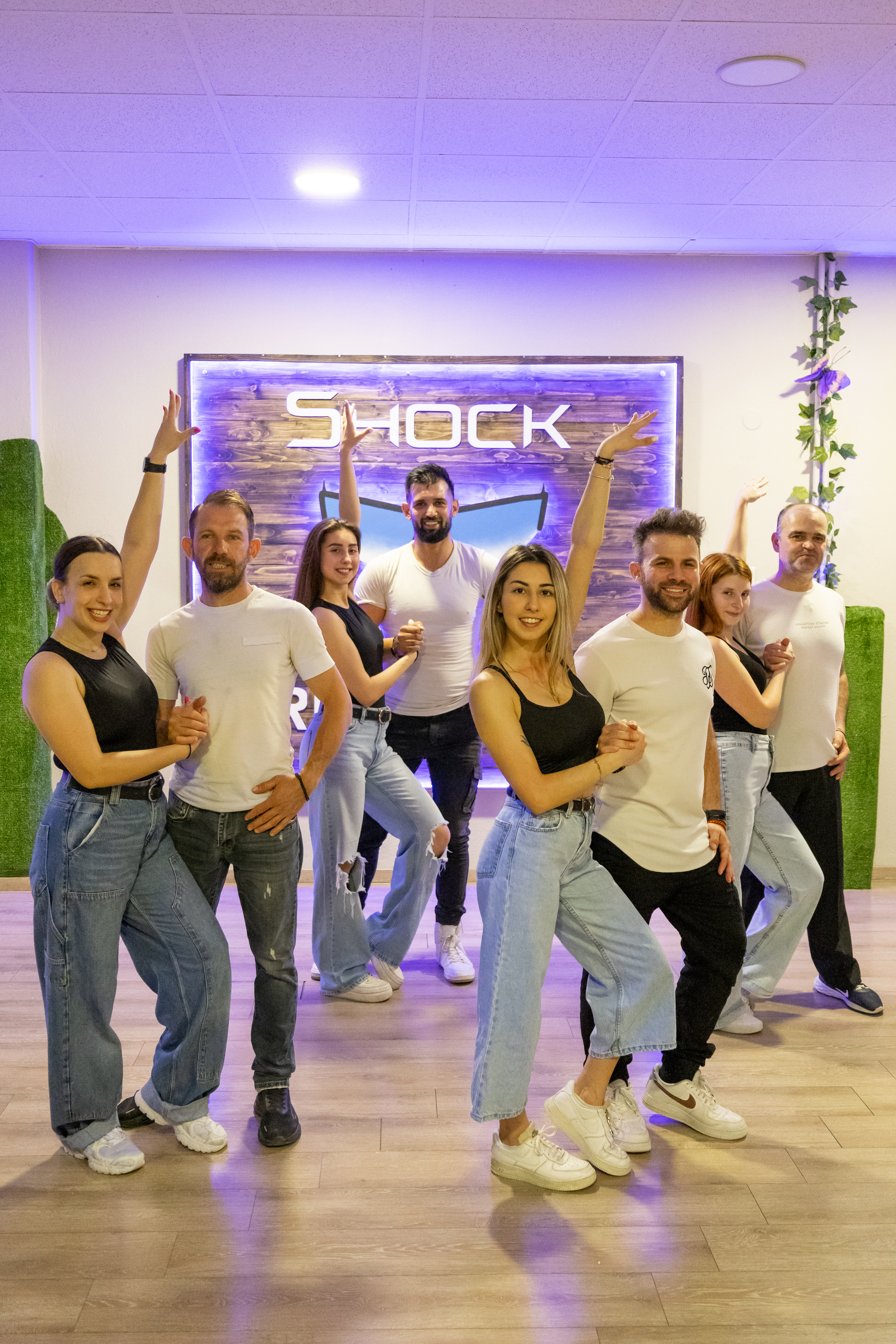 Ομάδα παιδιών και δασκάλων στο studio Shock Troopers