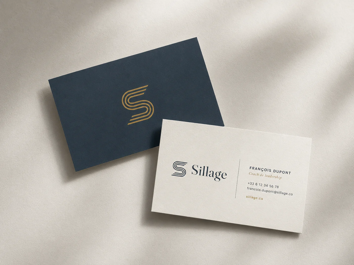 Cartes d'affaires du Sillage : recto ardoise avec le symbole S laiton, verso ivoire avec le logo principal.
