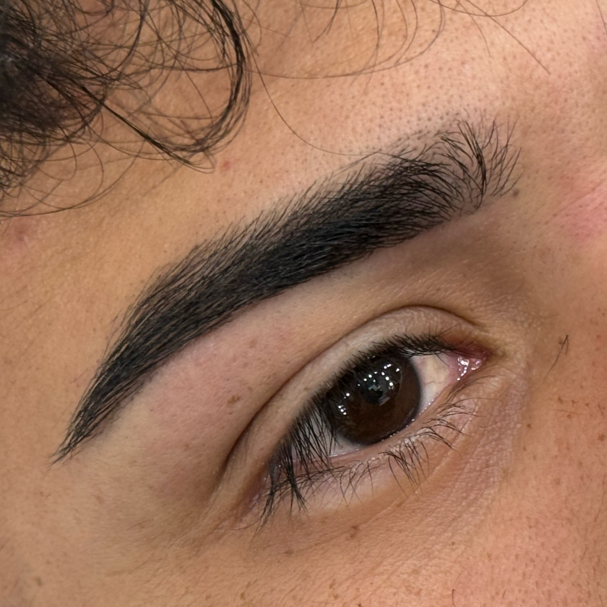 Perfilado de cejas masculino