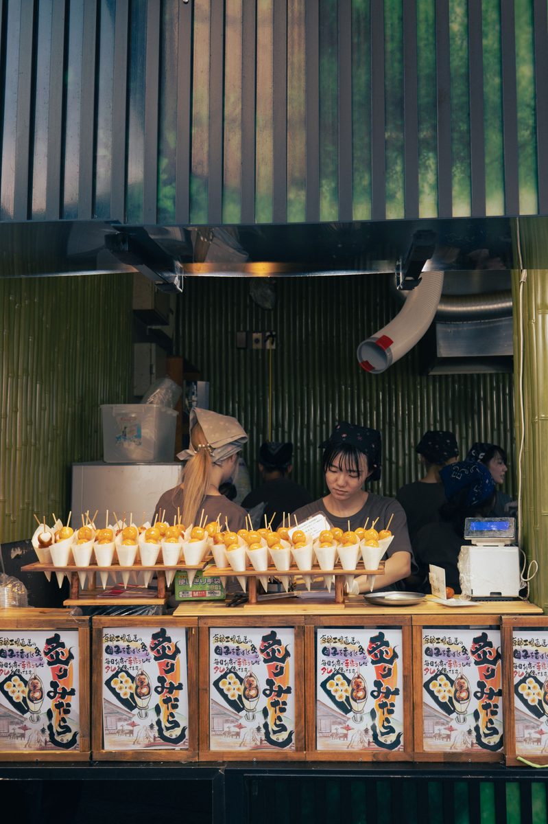 Puesto de comida callejera japonesa.