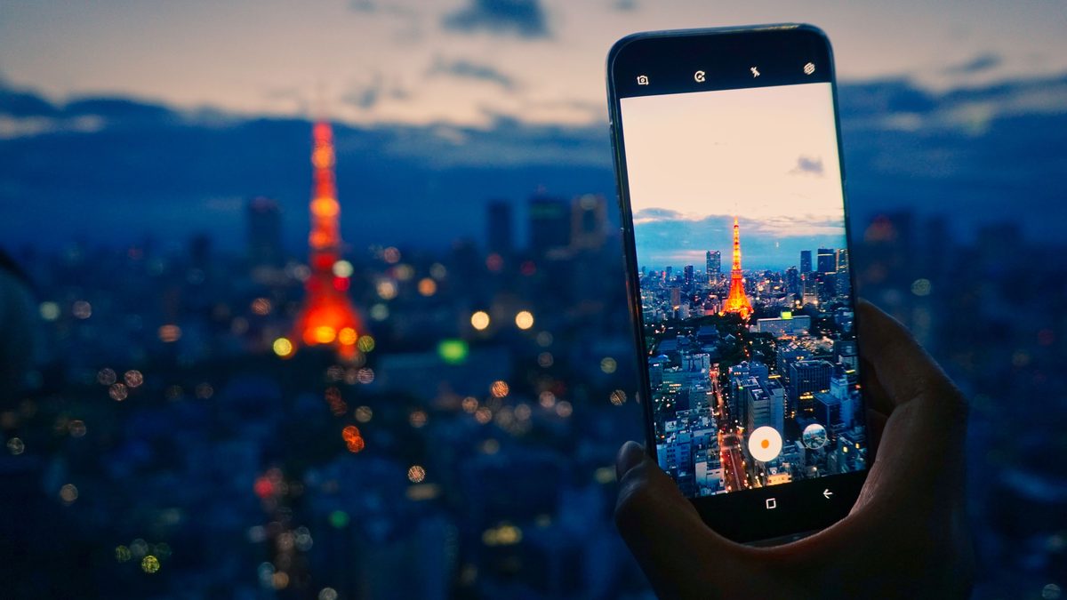 Skyline de Tokio al atardecer fotografiado con un móvil.