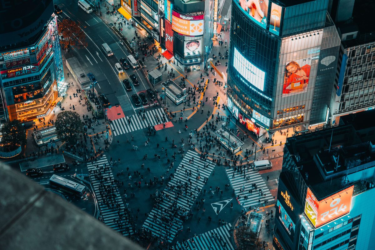 Vista aérea del cruce de Shibuya de noche.