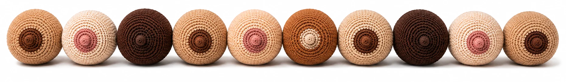 Modelos de pechos tejidos en lana utilizados para explicar la anatomía del pecho y la lactancia materna.