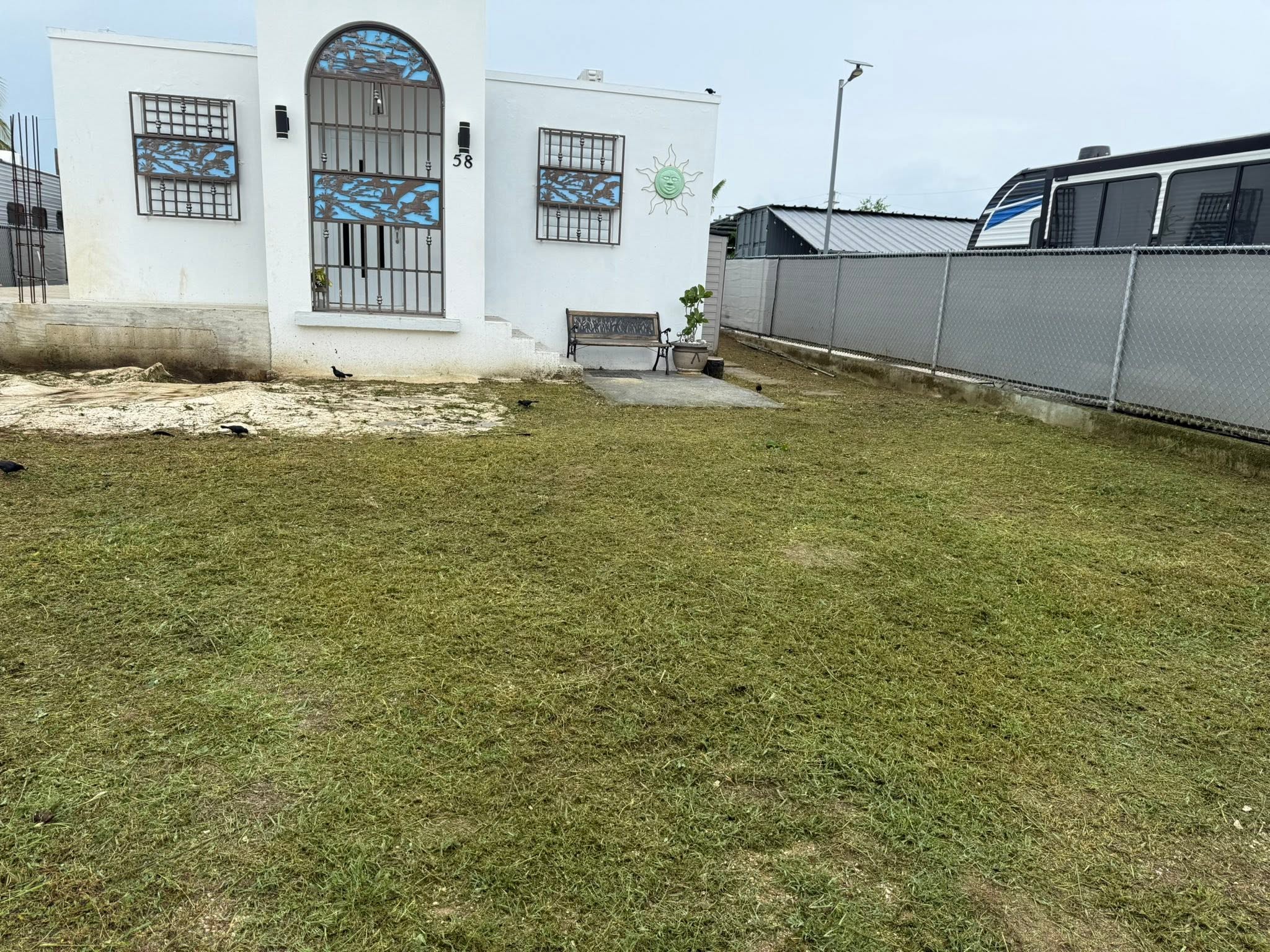 Área verde después del trabajo de landscaping de Ledey Lawn Care