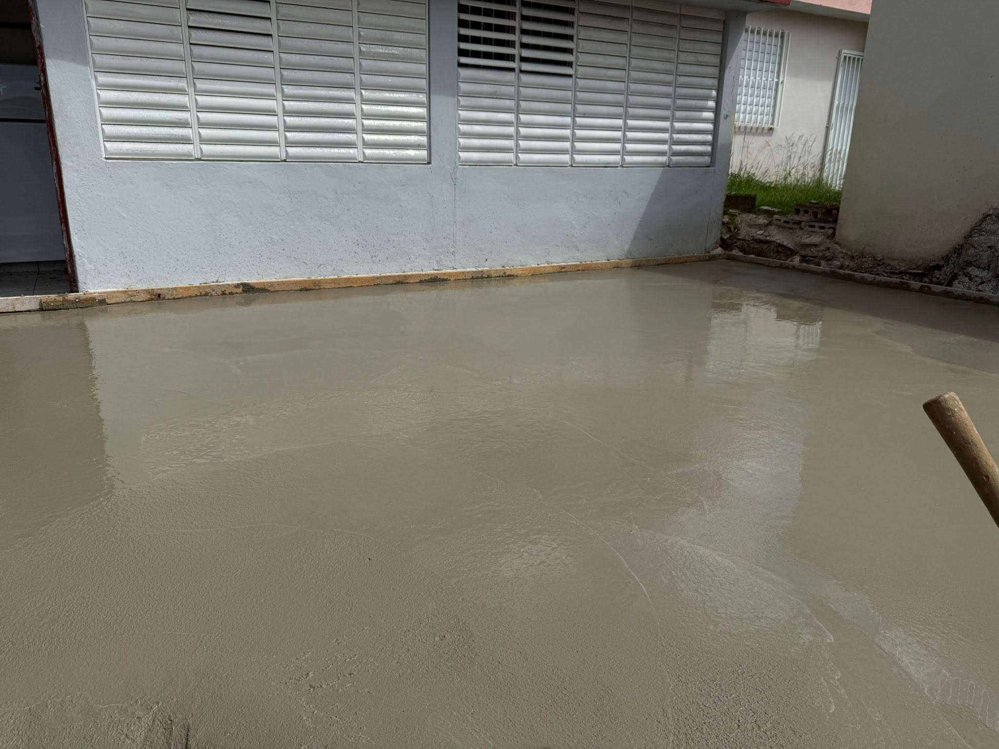 Área exterior mejorada por Ledey Lawn Care