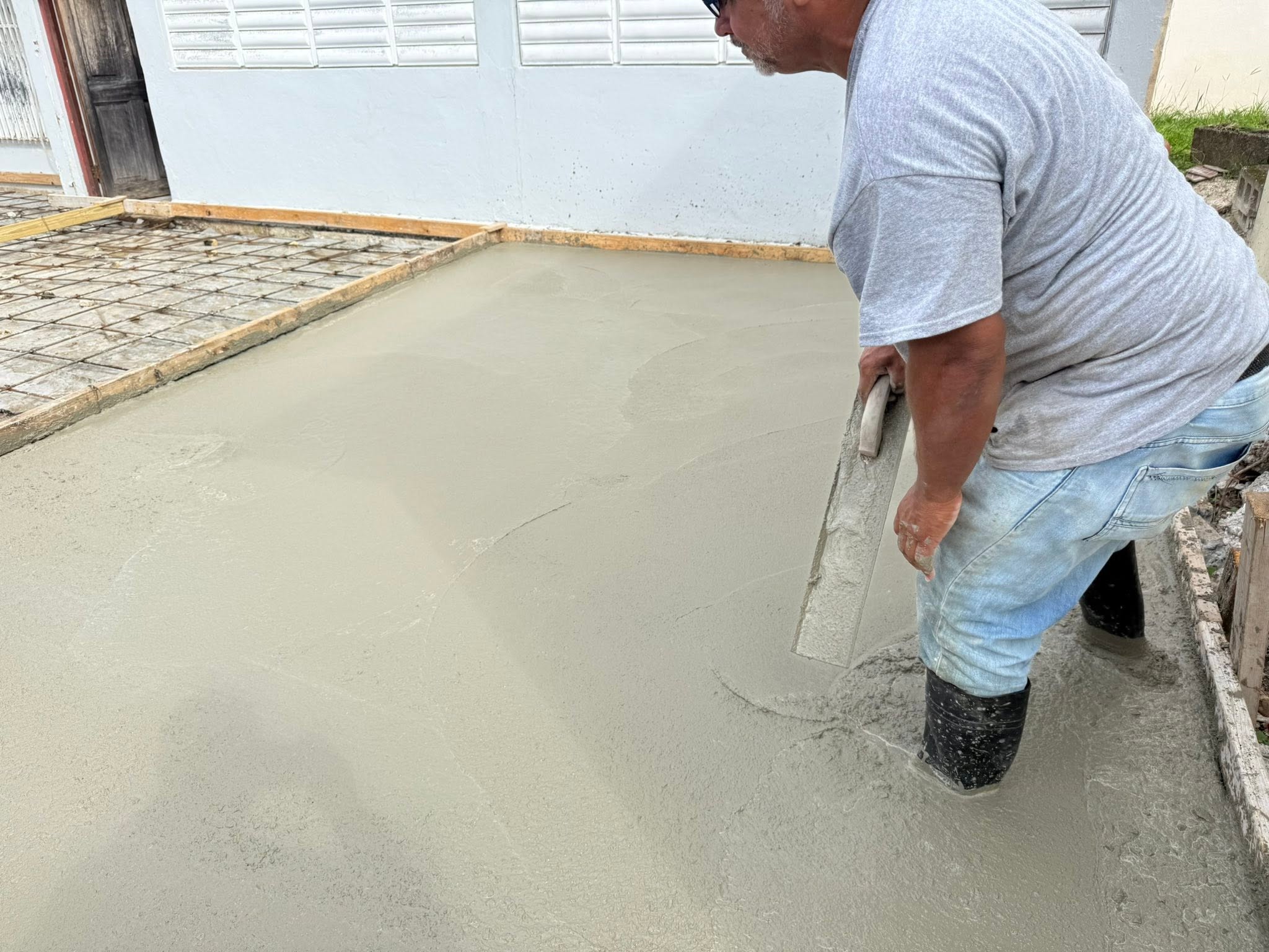 Aceras y pisos trabajados por Ledey Lawn Care en Puerto Rico