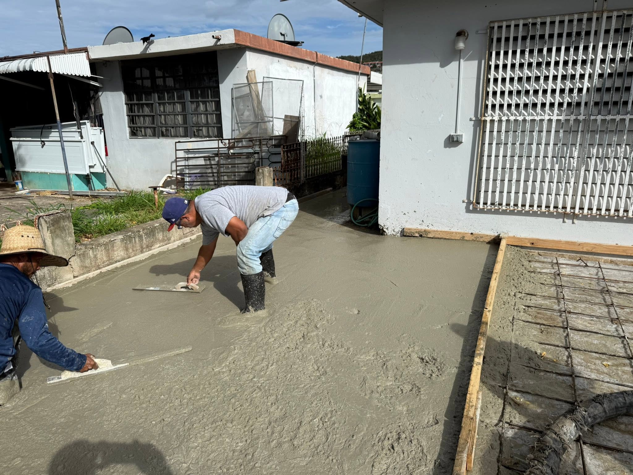 Aceras y Pisos realizado por Ledey Lawn Care